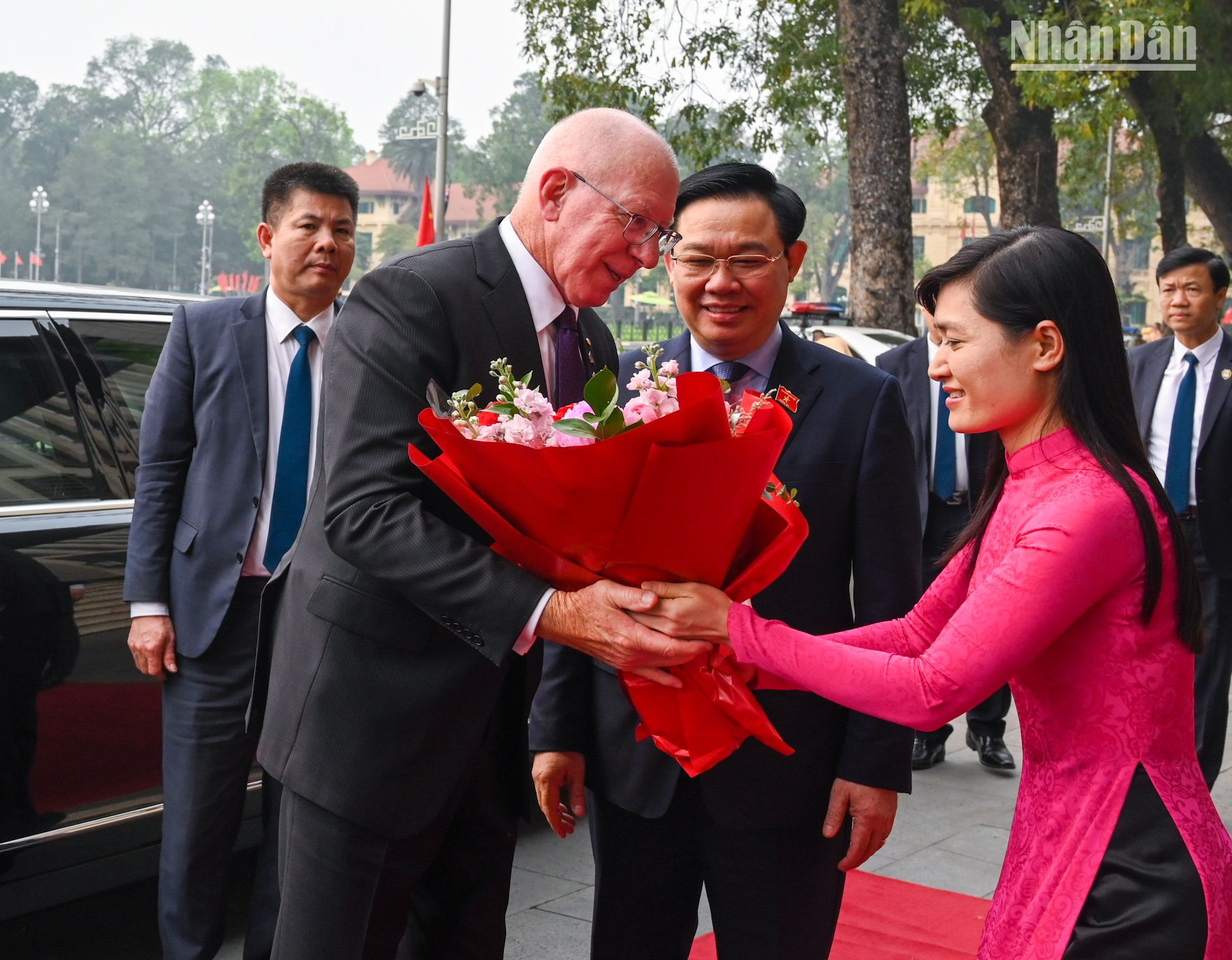 Nhân viên Văn phòng Quốc hội tặng hoa chào mừng Toàn quyền Australia David Hurley. Nhân viên Văn phòng Quốc hội tặng hoa chào mừng Toàn quyền Australia David Hurley.