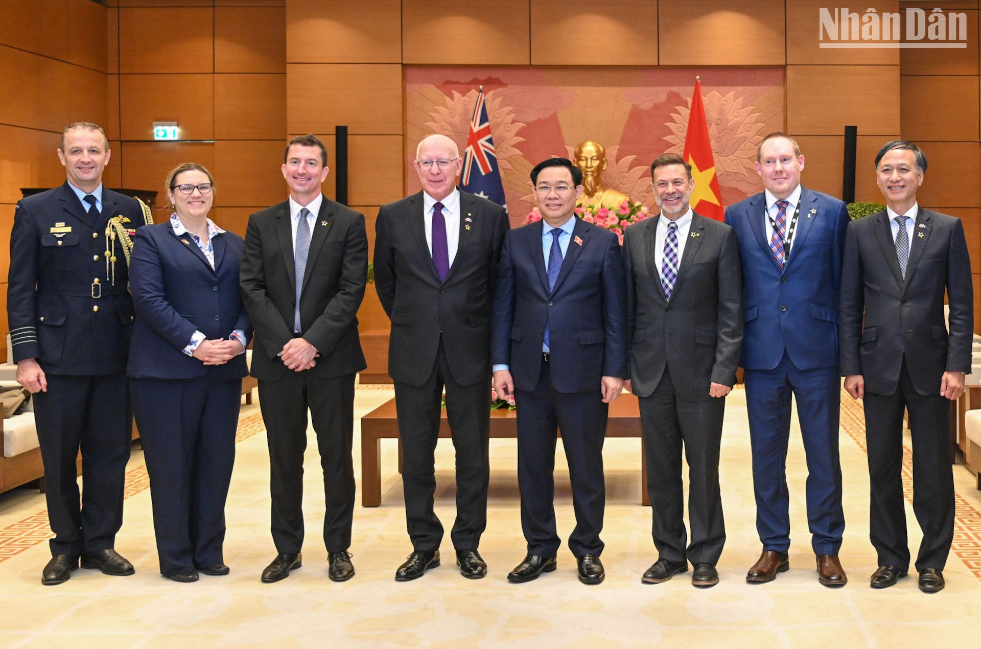 Chủ tịch Quốc hội Vương Đình Huệ và Toàn quyền Australia David Hurley chụp ảnh lưu niệm với các đại biểu dự buổi tiếp. Chủ tịch Quốc hội Vương Đình Huệ và Toàn quyền Australia David Hurley chụp ảnh lưu niệm với các đại biểu dự buổi tiếp.