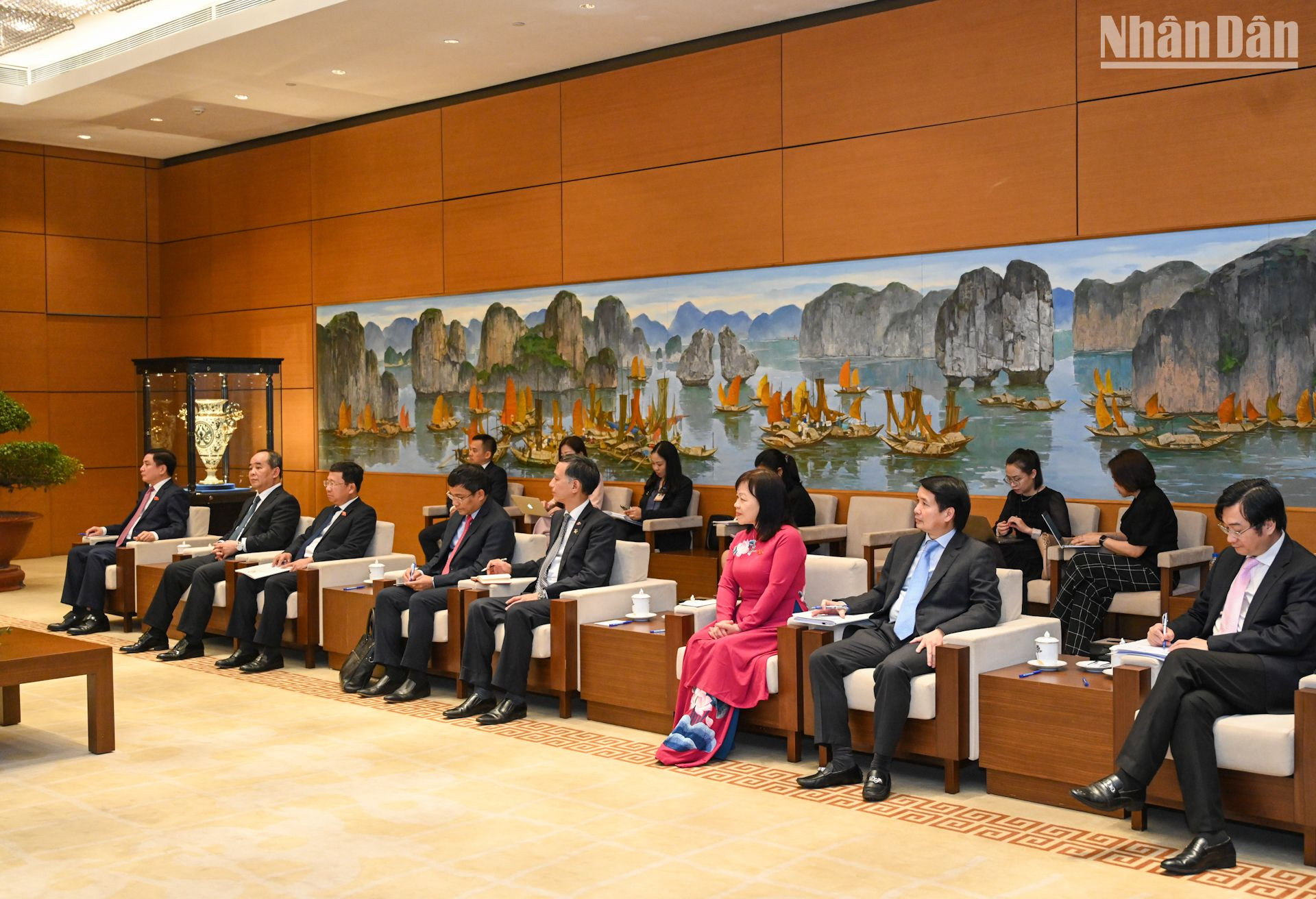 Các thành viên Quốc hội Việt Nam dự buổi tiếp. Các thành viên Quốc hội Việt Nam dự buổi tiếp.