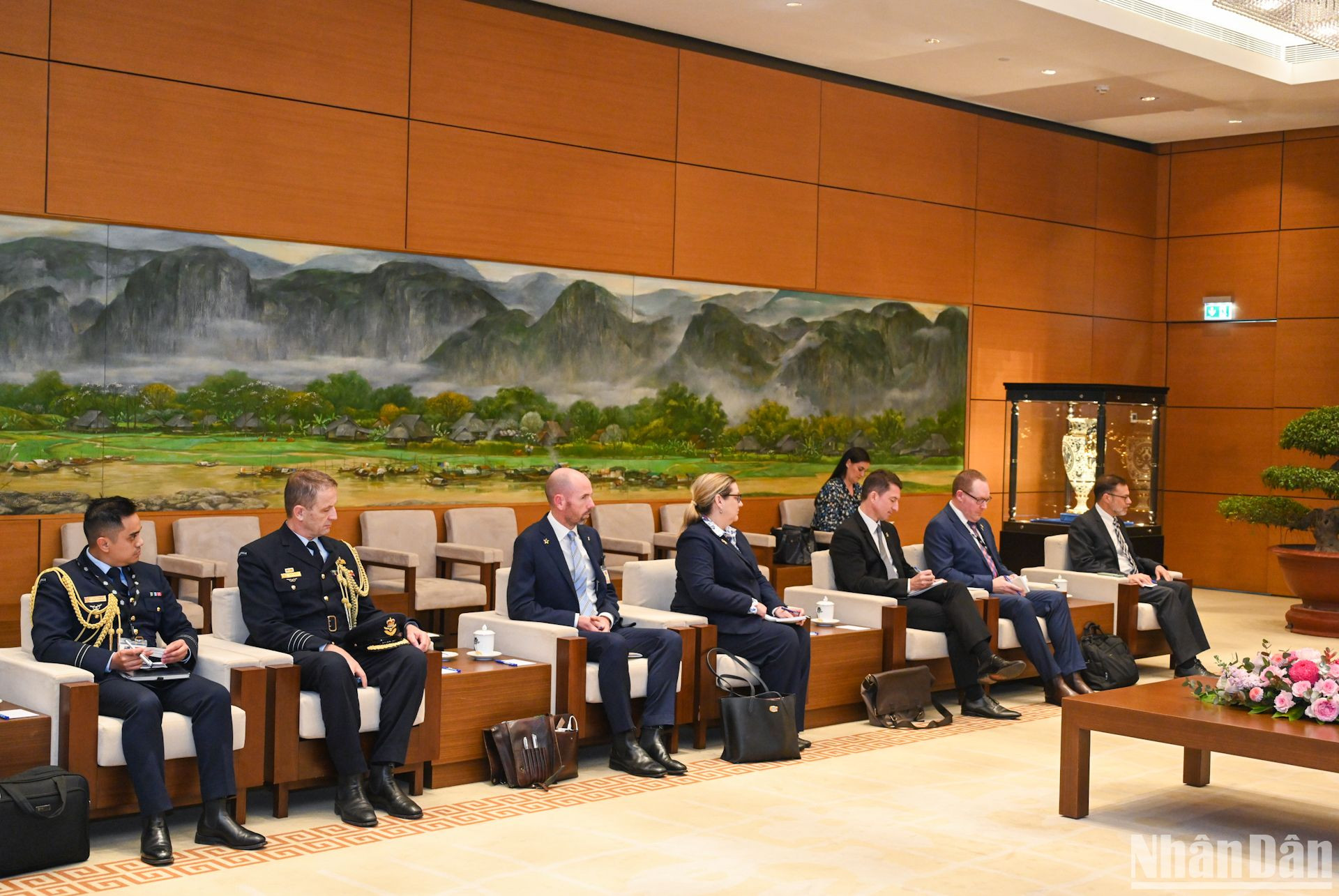 Các thành viên tháp tùng Toàn quyền Australia dự buổi tiếp. Các thành viên tháp tùng Toàn quyền Australia dự buổi tiếp.