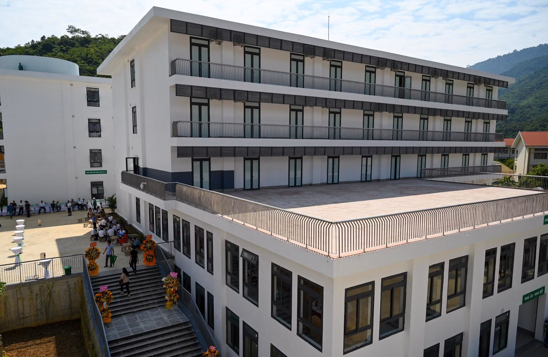 Khu vực nhà ăn-nhà bếp và nhà nội trú học sinh tại trường THPT Kỳ Sơn.