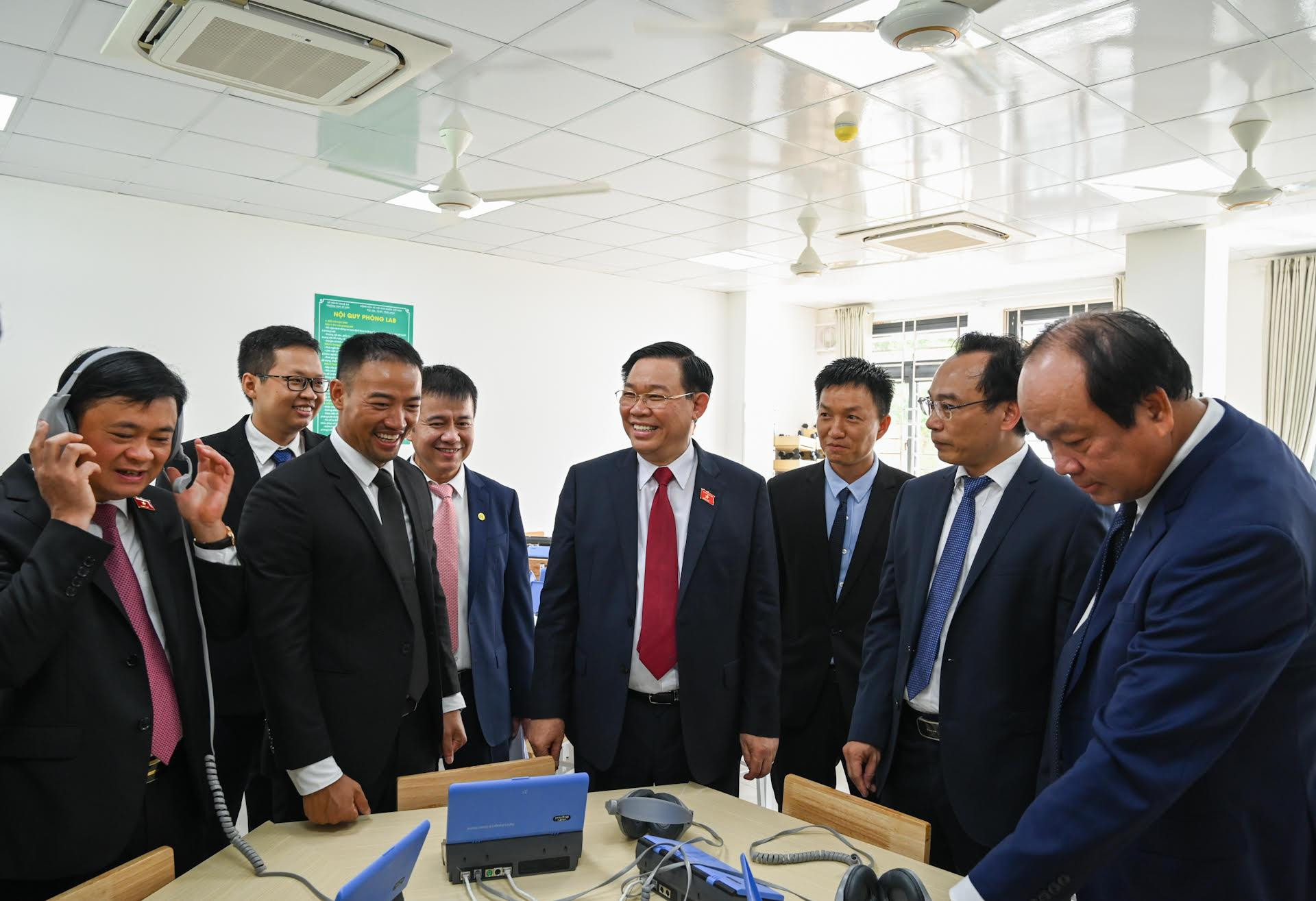 Chủ tịch Quốc hội Vương Đình Huệ cùng các đại biểu tham quan phòng chức năng