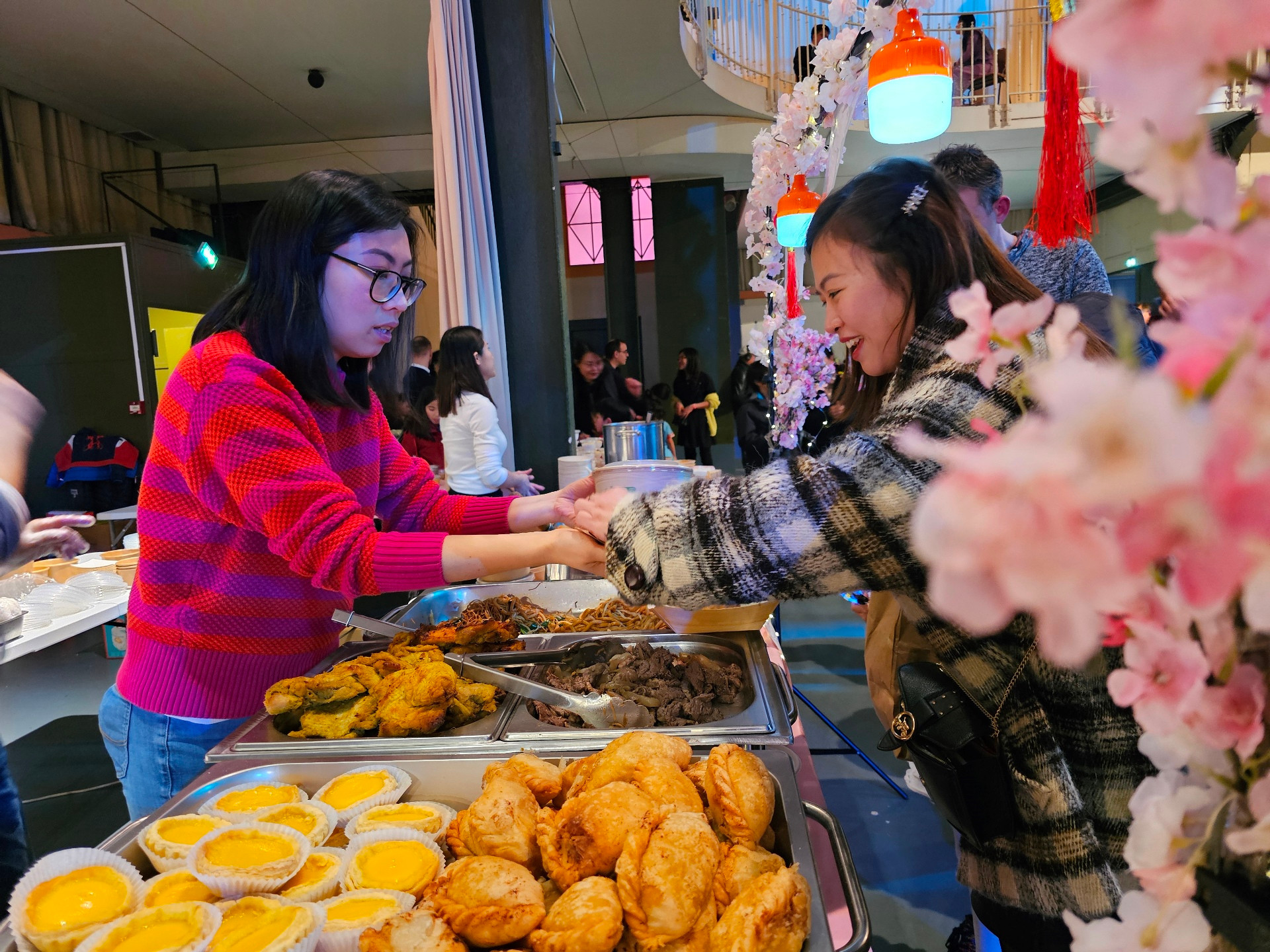 Sự kiện năm nay thu hút số lượng khách tham dự lớn kỷ lục từ trước tới nay, với hơn 9.000 lượt đăng ký. Đông người là vậy, nhưng mọi công tác bảo đảm an ninh trật tự và an toàn vệ sinh thực phẩm luôn được đảm bảo, giúp cho bà con có một ngày hội vui tươi và đầm ấm.