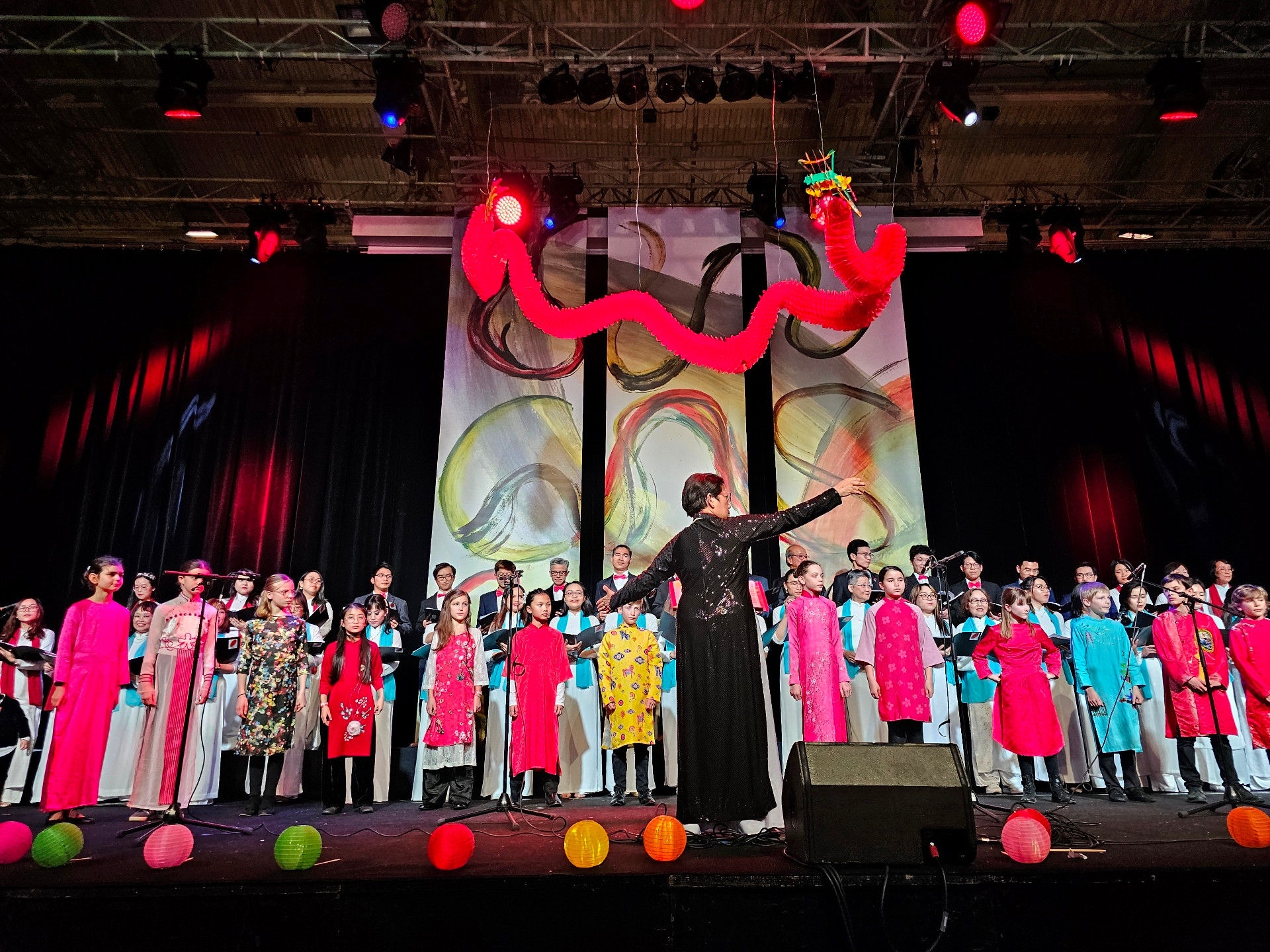 Tiếng hát của những cháu nhỏ không quá sõi tiếng Việt, nhưng thể hiện mong muốn tìm về văn hóa dân tộc, để thêm hiểu, thêm yêu và thêm tự hào những giá trị truyền thống của người dân Việt Nam.