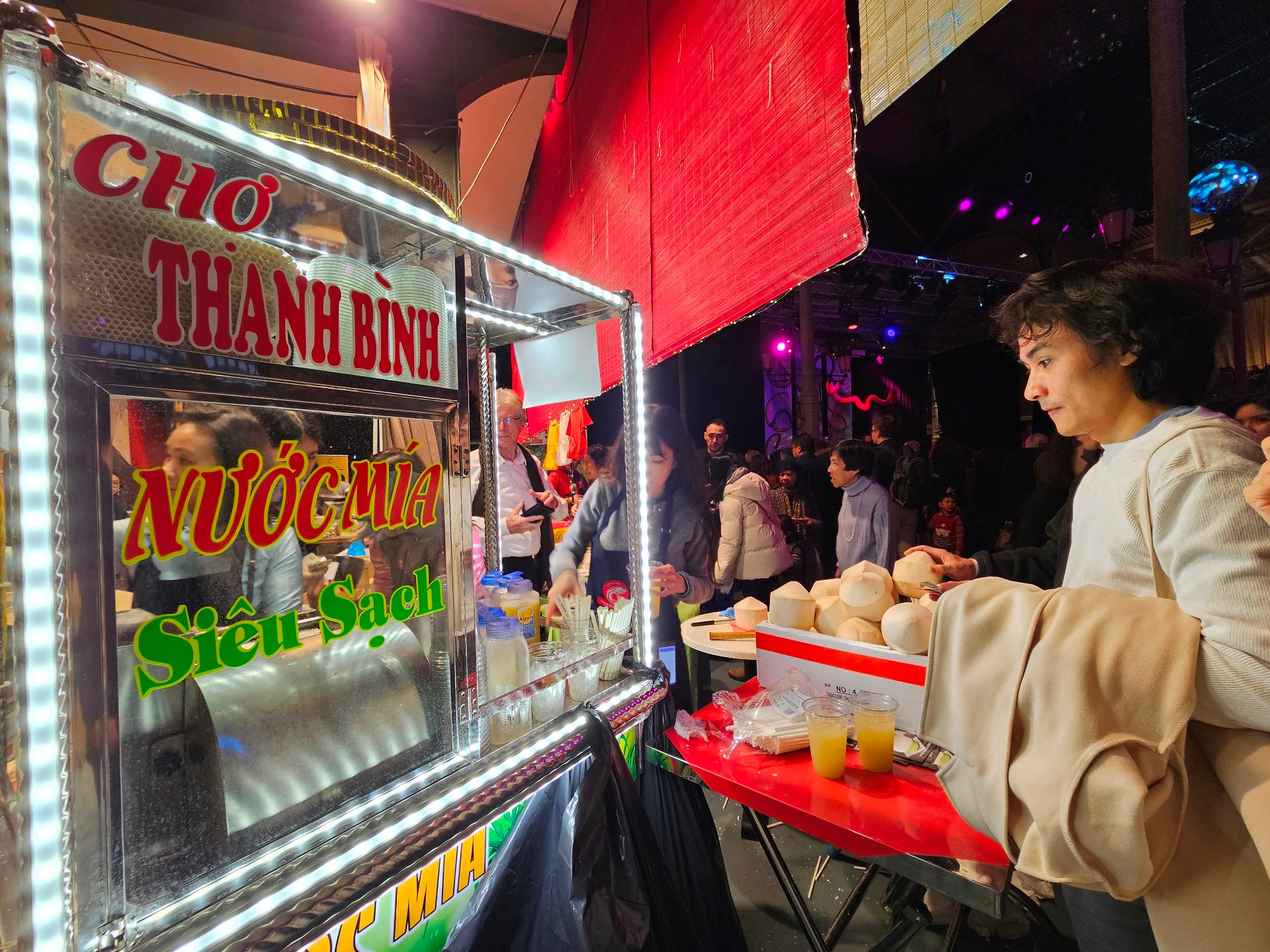 Gian hàng nước mía dường như thu hút bà con kiều bào hơn cả, bởi chỉ trong những sự kiện cộng đồng như thế này, thức uống rất đỗi quen thuộc tại quê nhà mới được bày bán.