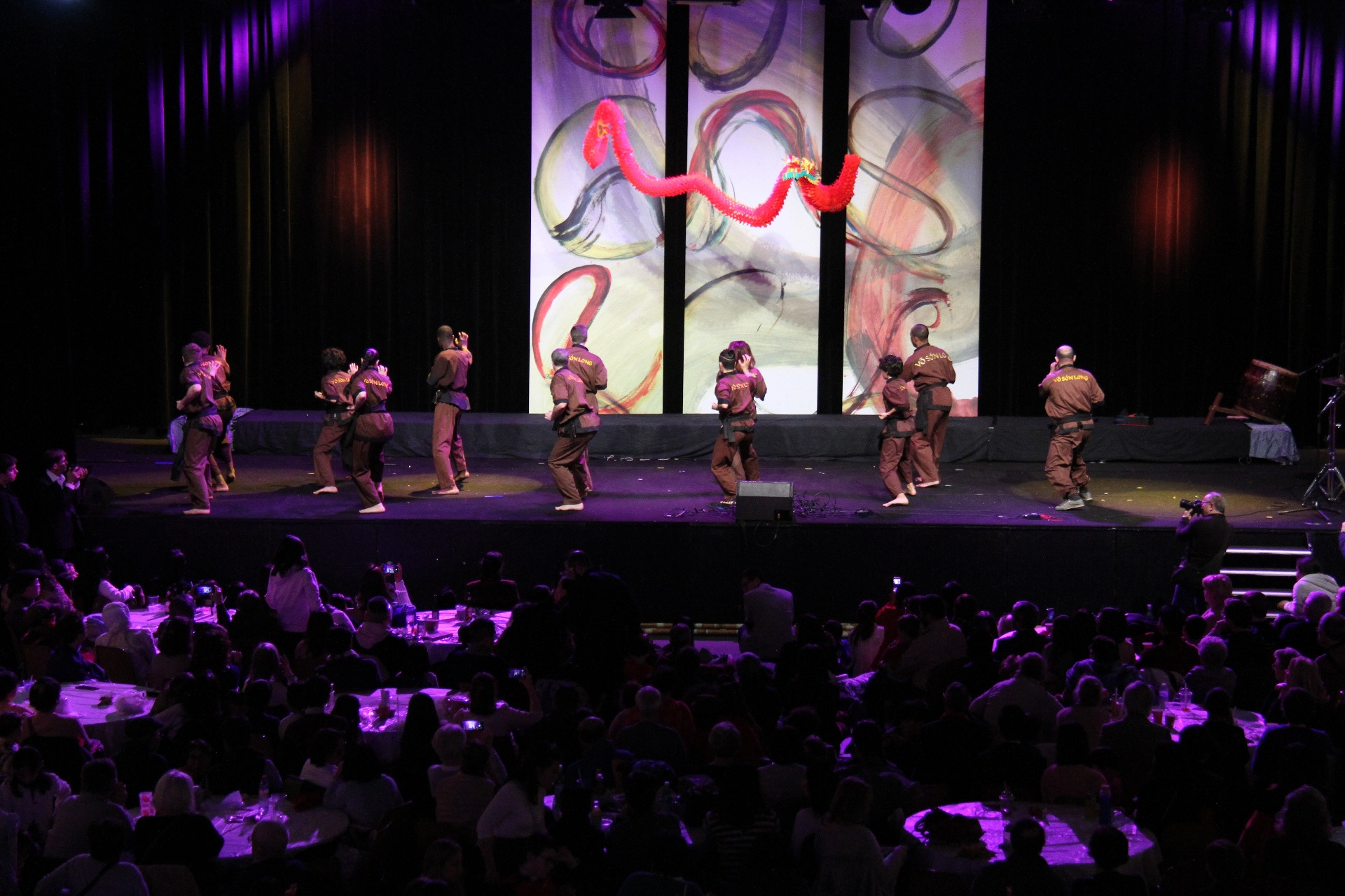 Mở đầu cho chương trình nghệ thuật là màn múa lân sôi động và náo nhiệt trong tiếng vỗ tay, hò reo thích thú của các em nhỏ. Tiếp đó, phái Sơn Long Quyền Thuật mang tới cho khán giả màn trình diễn võ thuật đầy kịch tính với những đường quyền đầy sức mạnh.