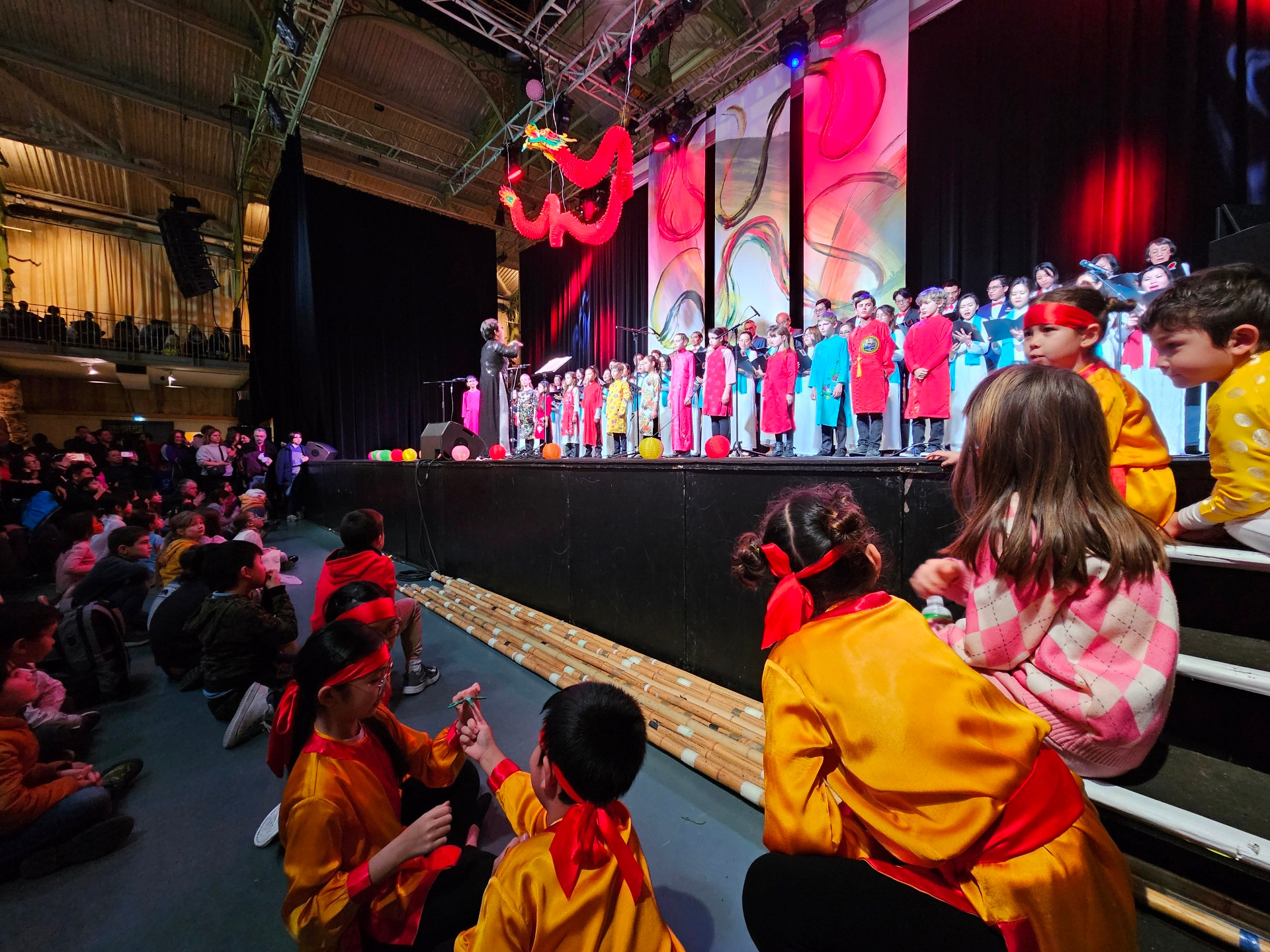 Cộng đồng người Việt Nam đang sinh sống và làm việc tại Paris, tại vùng thủ đô Ile-de-France và từ những nhiều nơi khác của nước Pháp tới tham gia Chợ Tết để gặp mặt, hàn huyên sau một năm dài làm việc, để thưởng thức chương trình nghệ thuật chào Xuân, đón Tết, cùng những món ăn truyền thống của dân tộc.