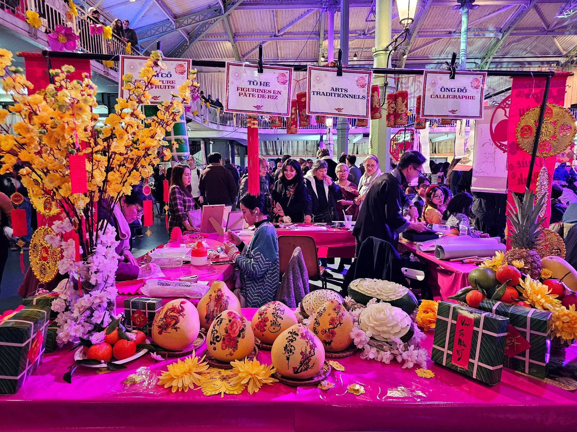 Chương trình tái hiện một không gian Tết truyền thống với đầy đủ những nét đẹp văn hóa hàng nghìn năm văn hiến của quê hương như những gian hàng ẩm thực ngày xuân, mâm ngũ quả được bài trí một cách cầu kỳ và kỹ lưỡng, chụp ảnh lưu niệm cùng gánh hàng rong với những cành đào, cành mai đầy thân thuộc.