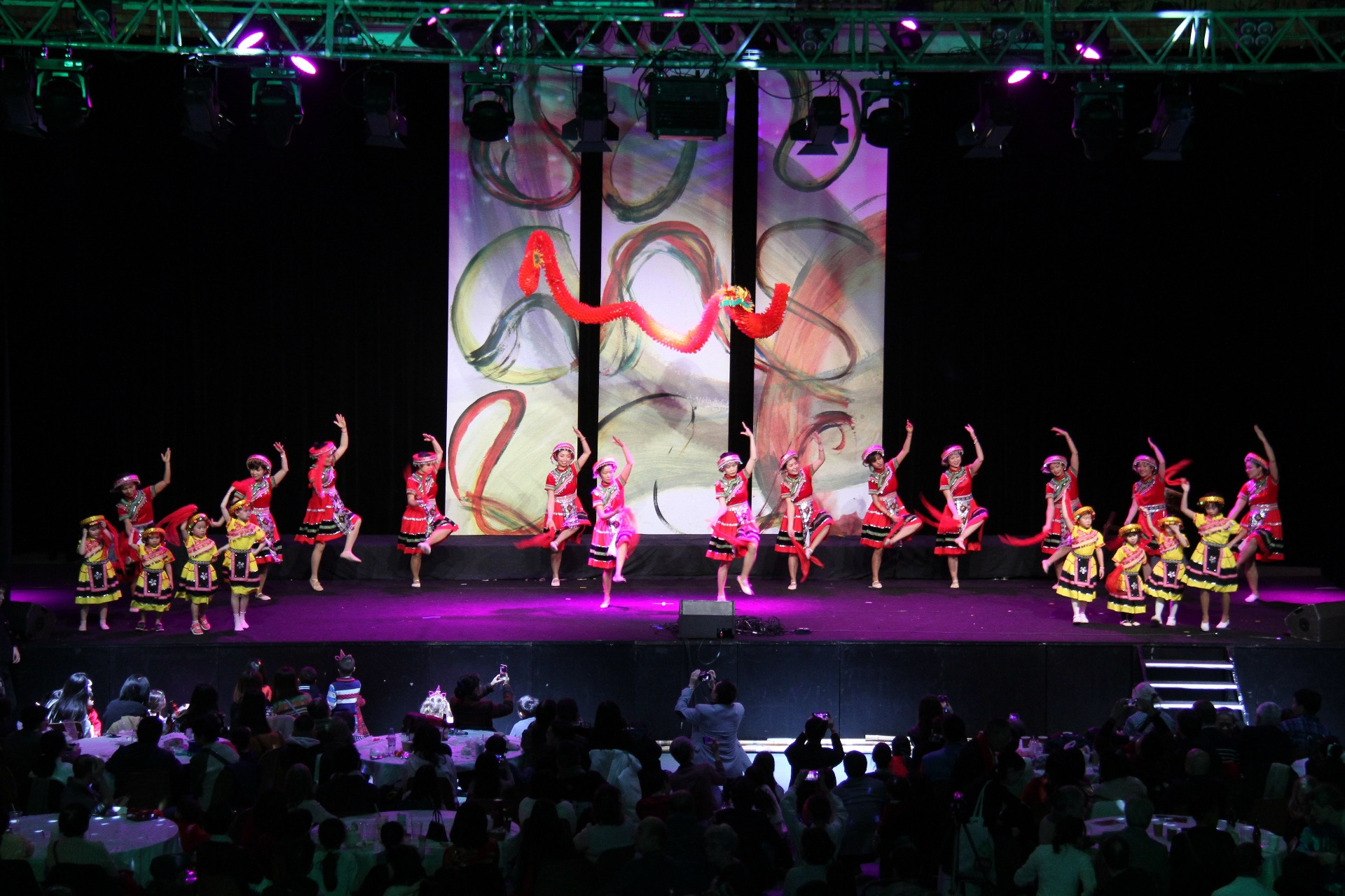 Không chỉ các gia đình Việt Nam, mà cả các gia đình Việt - Pháp và bạn bè quốc tế cũng tới tham quan, thưởng thức các tiết mục văn nghệ đặc sắc đậm chất truyền thống, cũng như trải nghiệm những món ăn cổ truyền của người dân Việt Nam trong những ngày Tết.