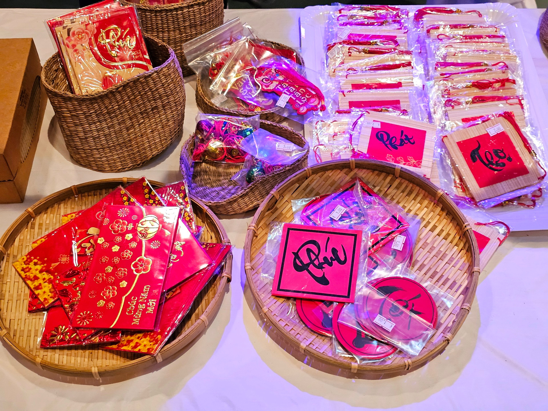 Gần ba mươi gian hàng ẩm thực, hàng thủ công mỹ nghệ và nhiều mặt hàng trang trí tết mang đậm truyền thống của Việt Nam đã có mặt trong sự kiện cộng đồng lần này.