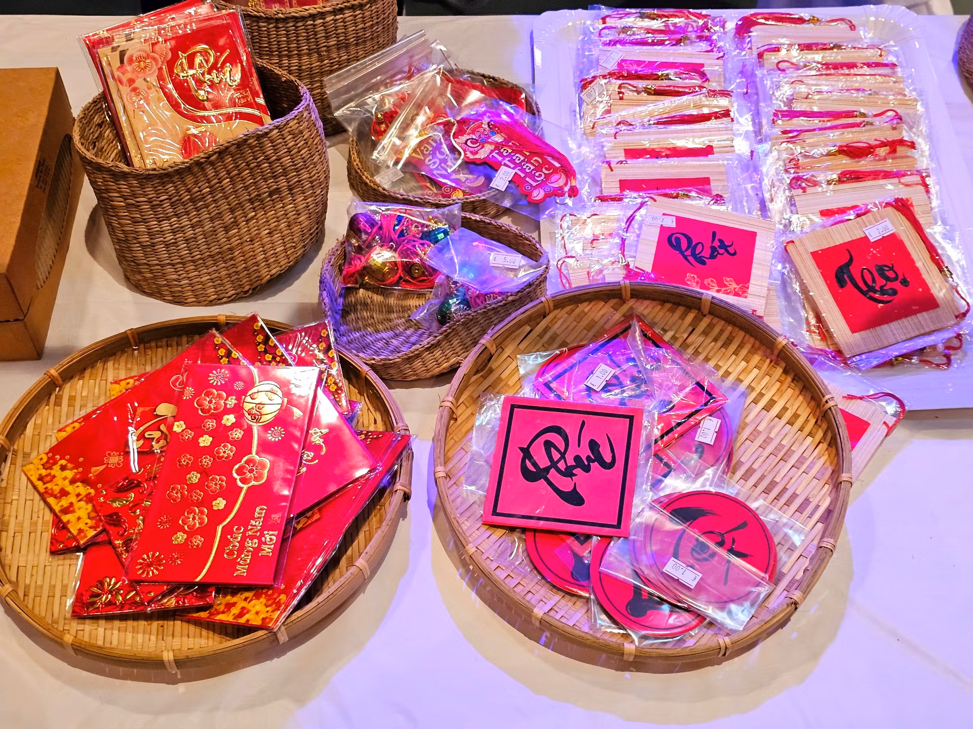 Gần ba mươi gian hàng ẩm thực, hàng thủ công mỹ nghệ và nhiều mặt hàng trang trí tết mang đậm truyền thống của Việt Nam đã có mặt trong sự kiện cộng đồng lần này.