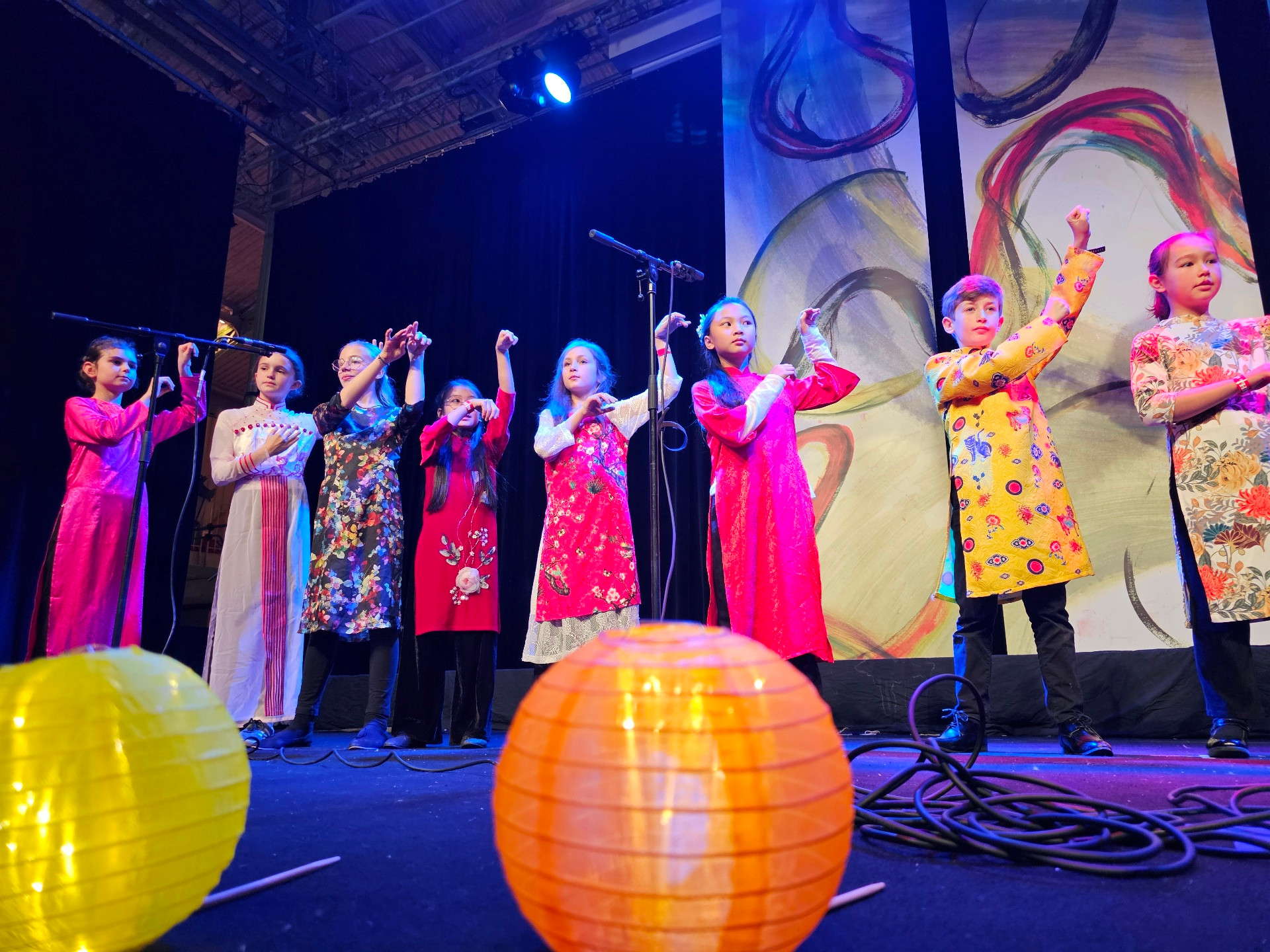 Các tiết mục biểu diễn được chính các thế hệ Việt kiều tại Pháp trình diễn. Nhiều cháu nhỏ chưa thể sử dụng thành thạo tiếng Việt nhưng vẫn mang lên sân khấu Chợ Tết một niềm tự hào với tiếng mẹ đẻ, ngân nga những bài hát dân ca cổ truyền.