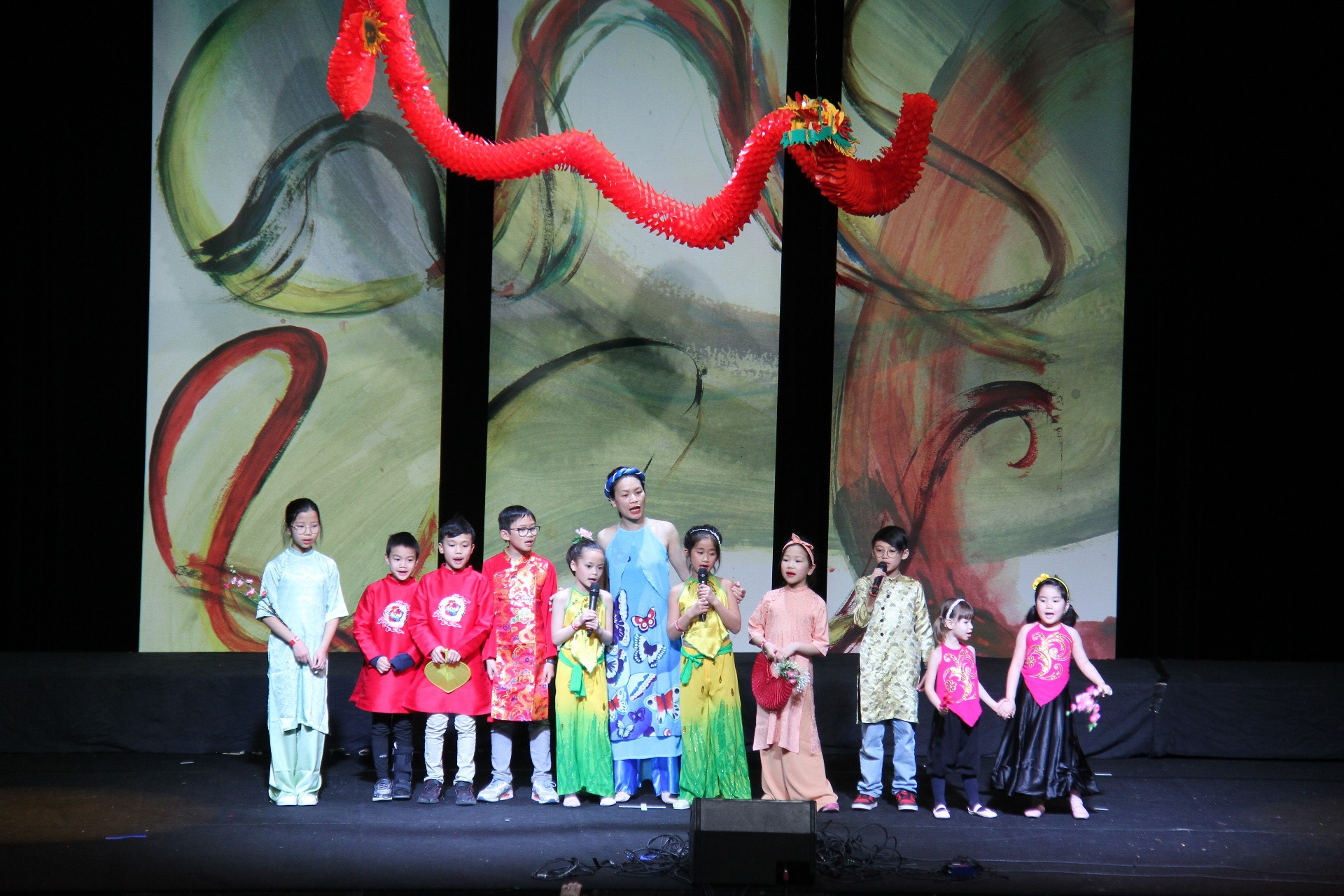 Không gian trình diễn nghệ thuật được trang bị hệ thống âm thanh, ánh sáng hiện đại, phục vụ đông đảo bà con những tiết mục biểu diễn đặc sắc và hấp dẫn trong nhiều khung giờ từ 4 giờ chiều tới 2 giờ sáng hôm sau.