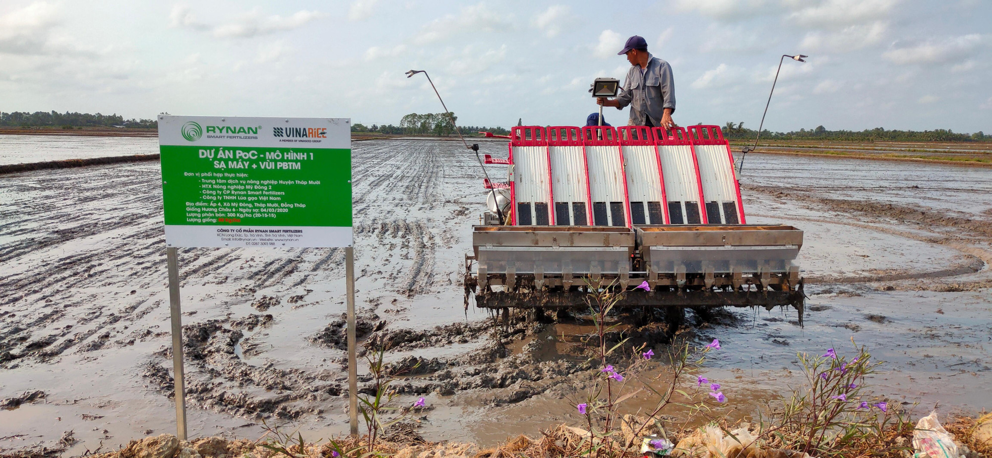 Nông dân tại xã Mỹ Đông, huyện Tháp Mười, tỉnh Đồng Tháp đang thực hiện thí điểm mô hình máy cấy lúa 3 trong 1