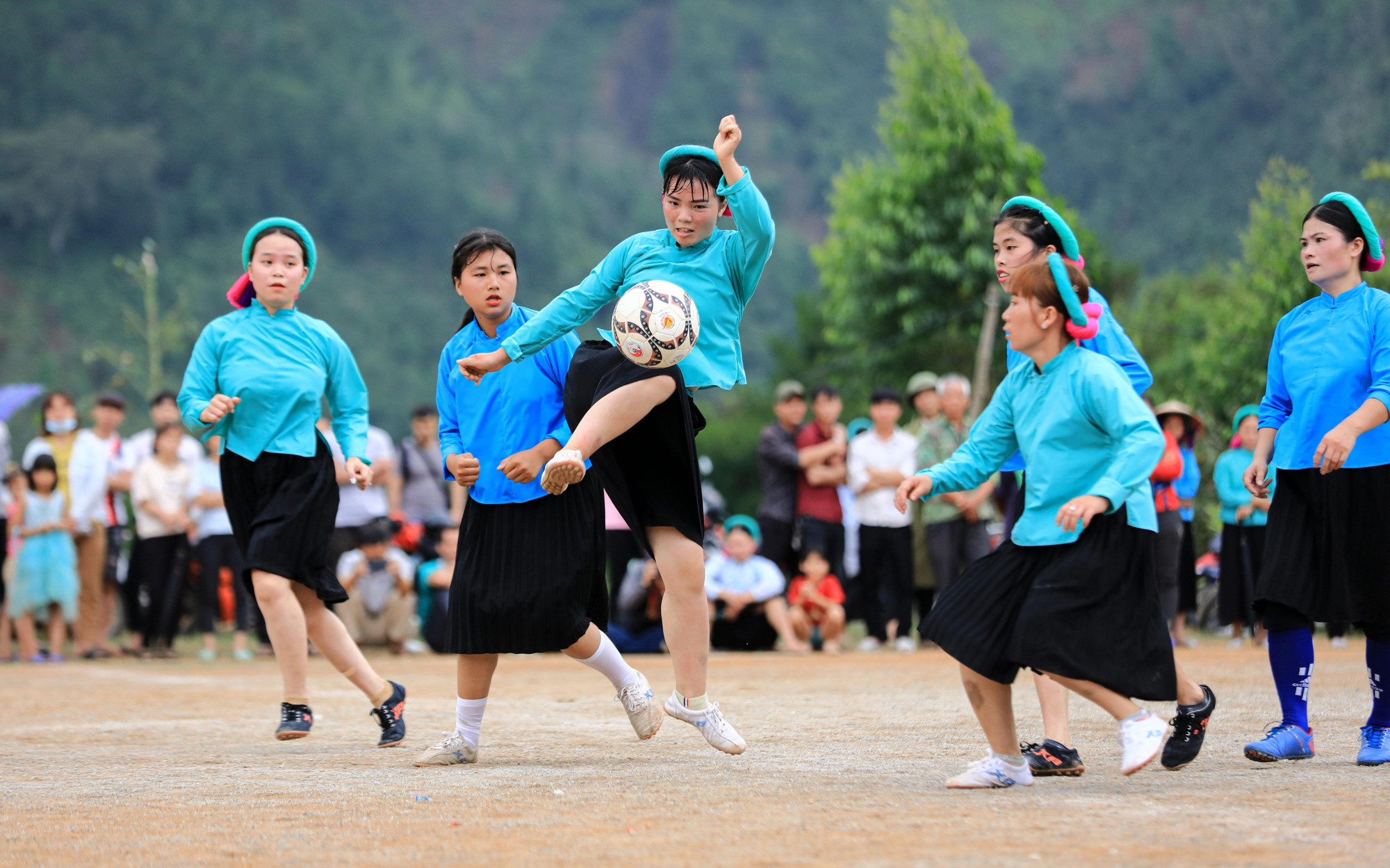 Các cô gái Sán Chay chơi bóng đá. (Ảnh: Thành Đạt)