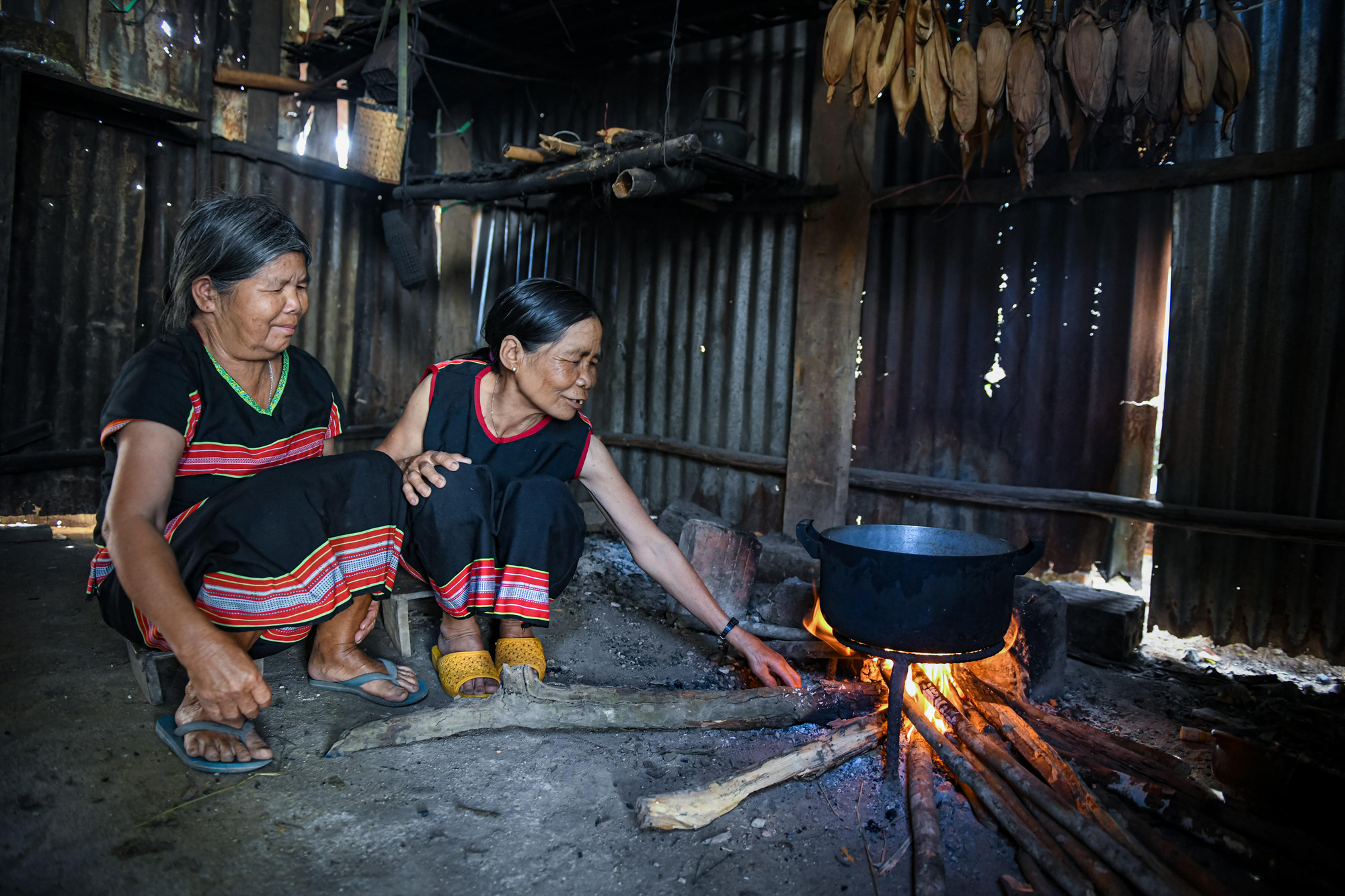 Phụ nữ Giẻ-Triêng bên bếp lửa. (Ảnh: Thành Đạt)