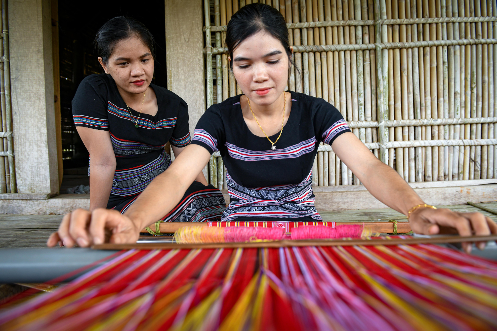 Phụ nữ Hrê dệt vải. (Ảnh: Thành Đạt)