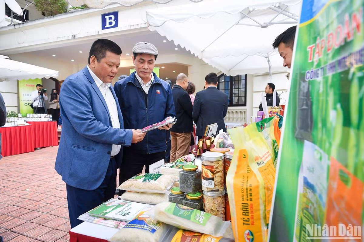 Các đại biểu tham quan và trải nghiệm các sản phẩm độc đáo tại Chương trình.