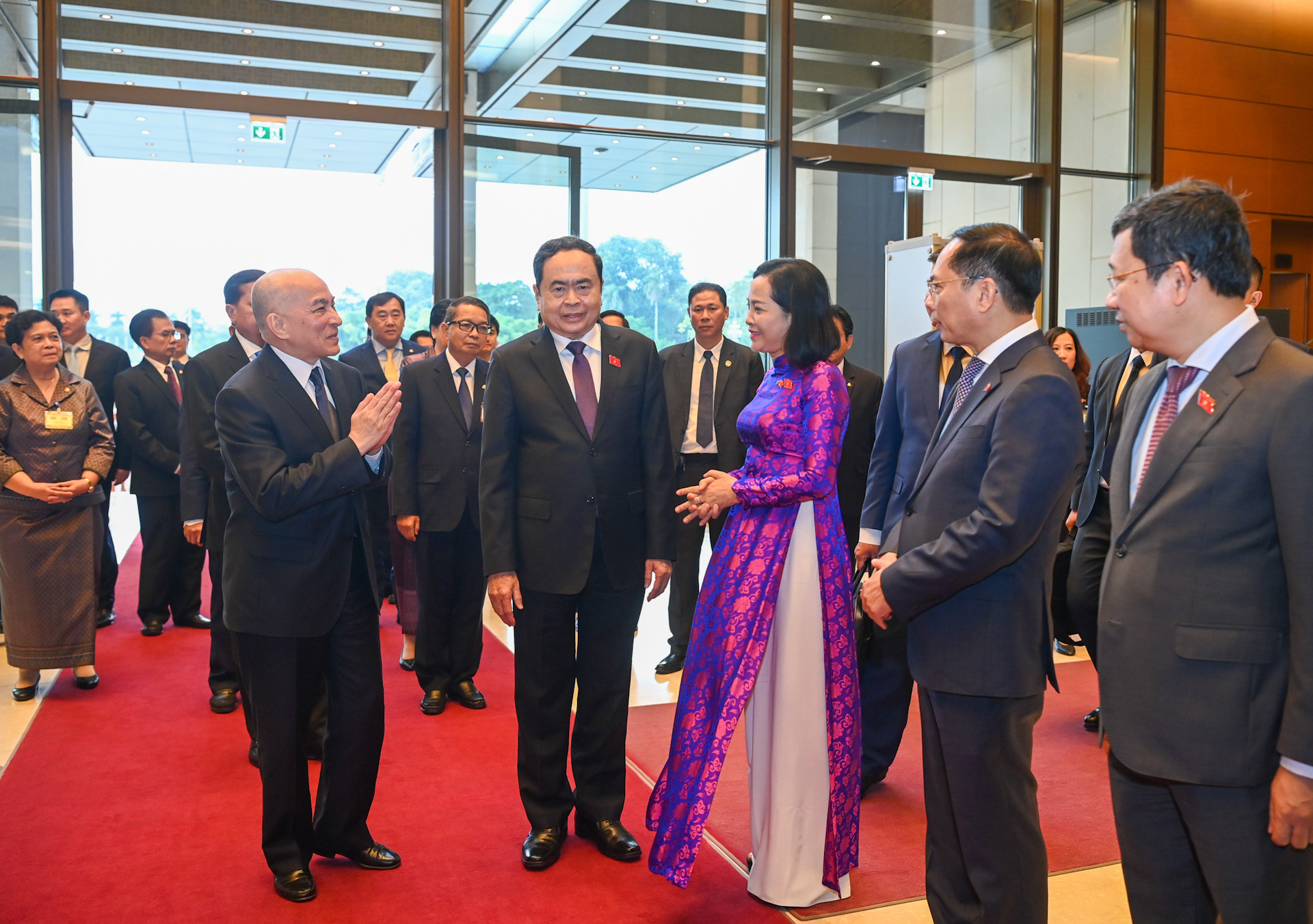 Chủ tịch Quốc hội Trần Thanh Mẫn giới thiệu các đại biểu Việt Nam với Quốc vương Campuchia Norodom Sihamoni.