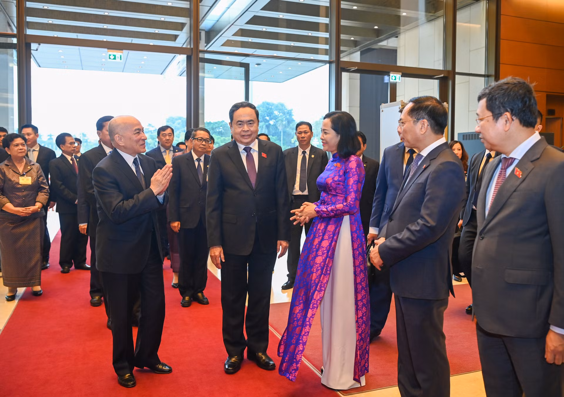Chủ tịch Quốc hội Trần Thanh Mẫn giới thiệu các đại biểu Việt Nam với Quốc vương Campuchia Norodom Sihamoni.