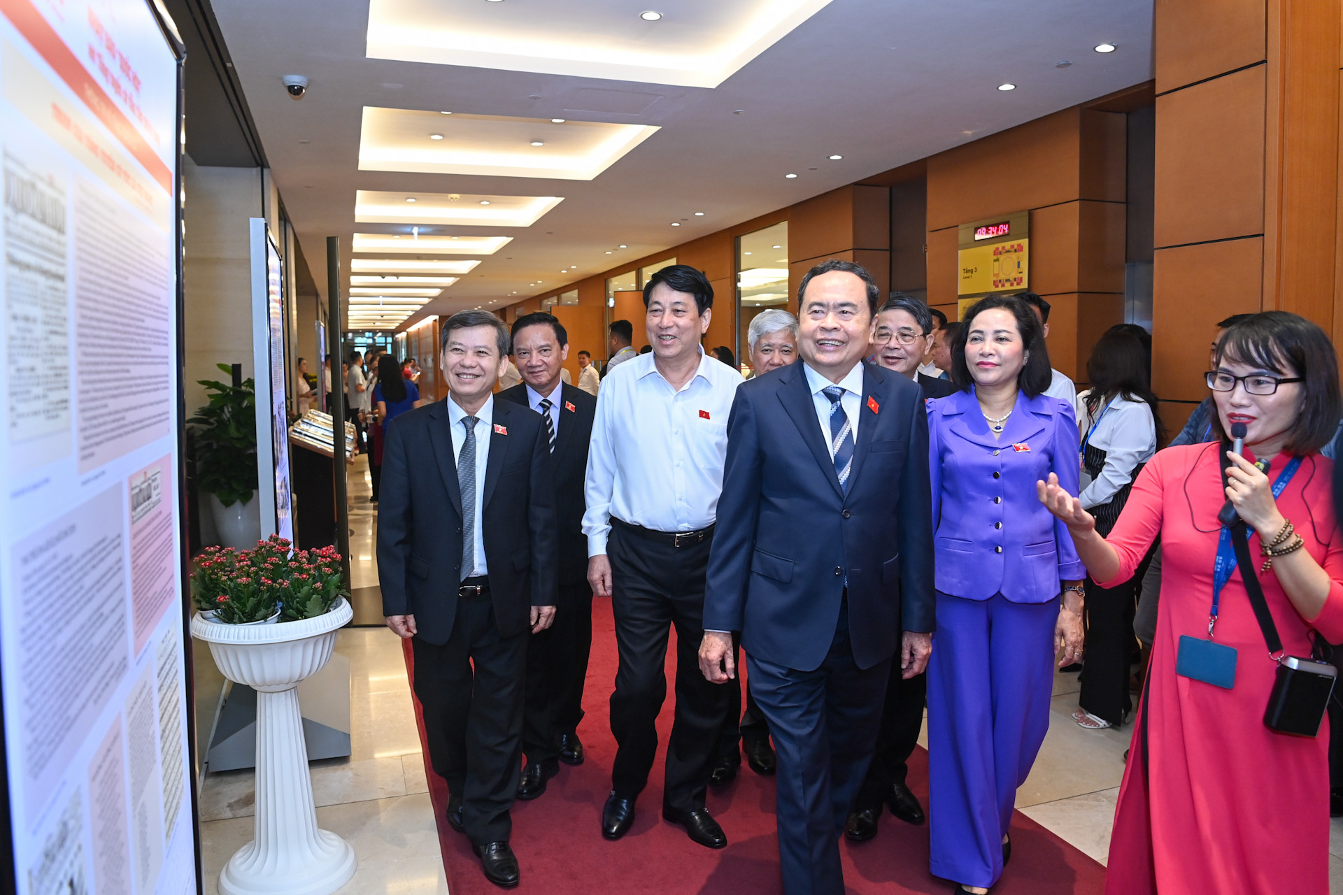 Chủ tịch nước Lương Cường, Chủ tịch Quốc hội Trần Thanh Mẫn cùng các đồng chí lãnh đạo Đảng, Nhà nước tham quan triển lãm.