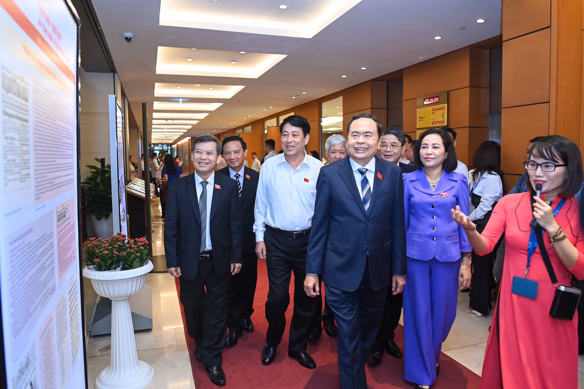 Chủ tịch nước Lương Cường, Chủ tịch Quốc hội Trần Thanh Mẫn cùng các đồng chí lãnh đạo Đảng, Nhà nước tham quan triển lãm.
