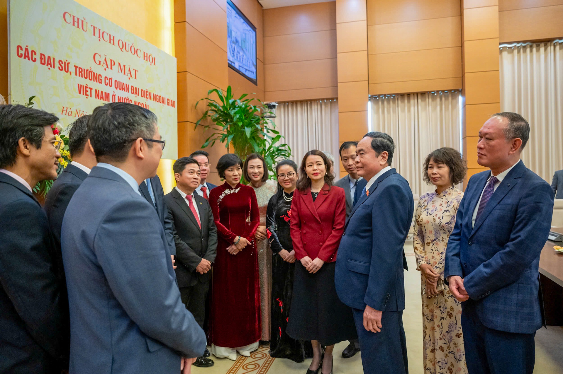 Chủ tịch Quốc hội Trần Thanh Mẫn trao đổi với các Đại sứ, Trưởng cơ quan đại diện tại cuộc gặp.