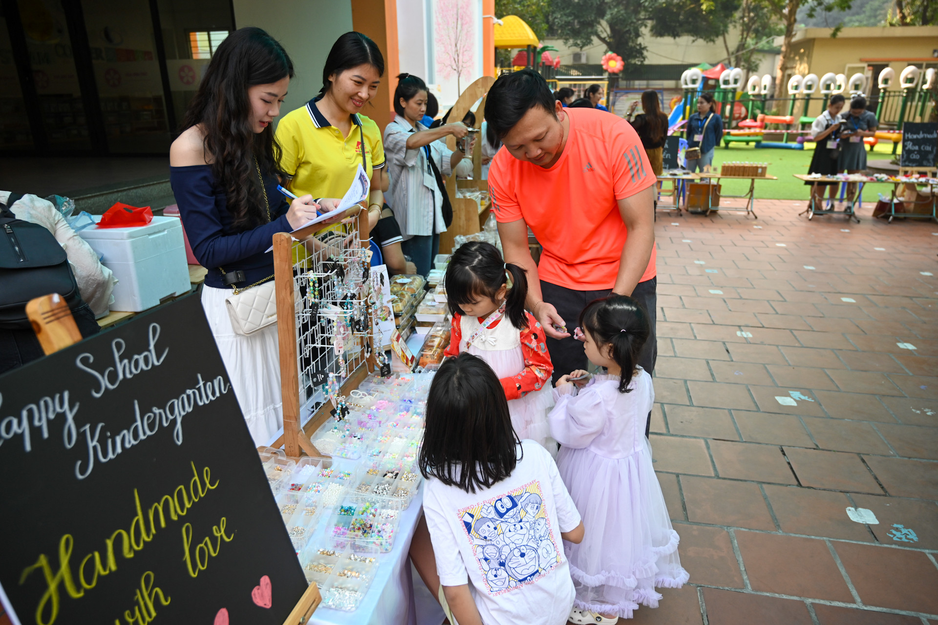 Các gian hàng bày bán đồ handmade thu hút đông khách tham quan, mua sắm.
