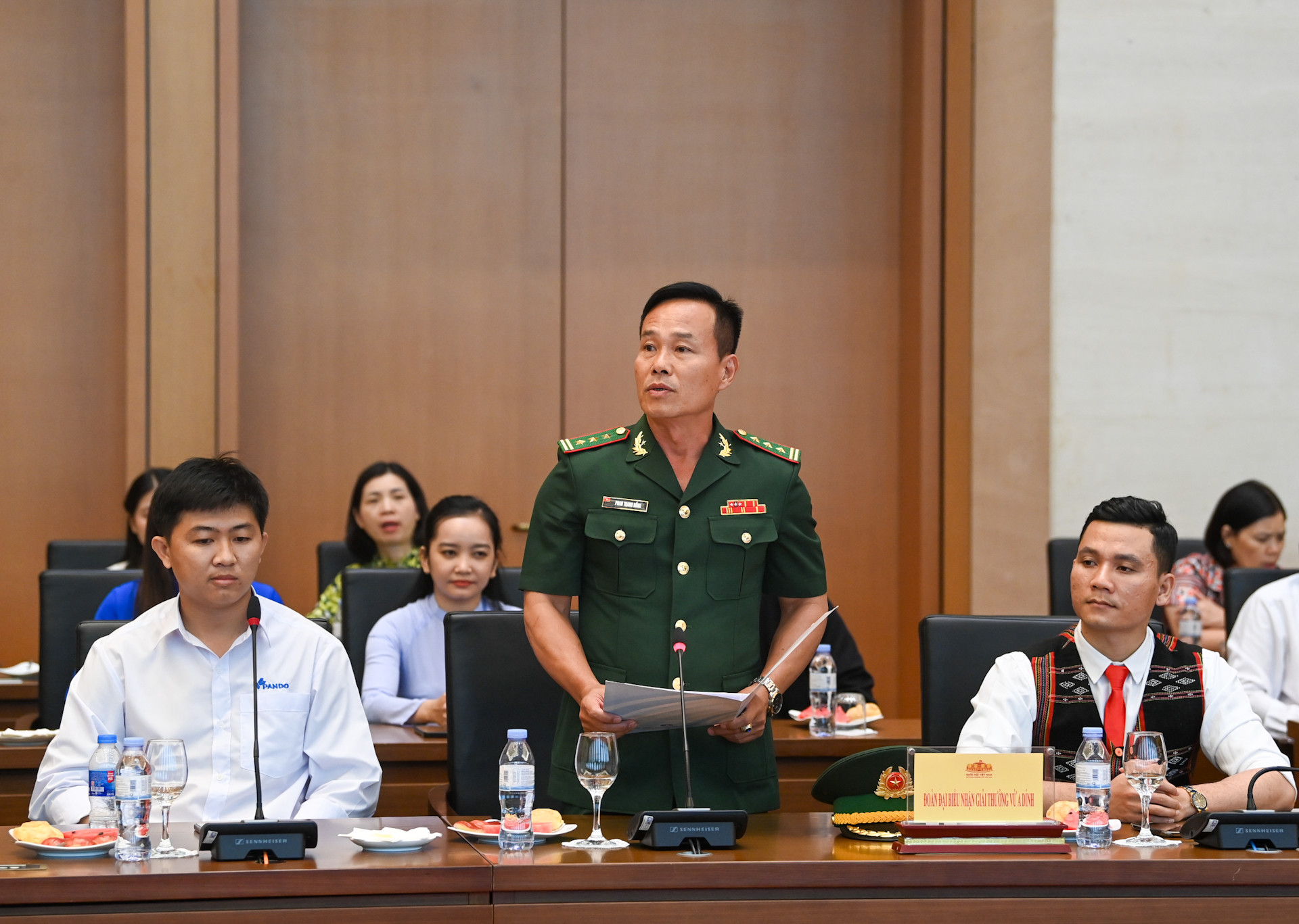 Thượng tá Phan Thanh Hồng, Đồn Biên phòng Nhôn Mai, huyện Tương Dương, tỉnh Nghệ An phát biểu tại cuộc gặp mặt.