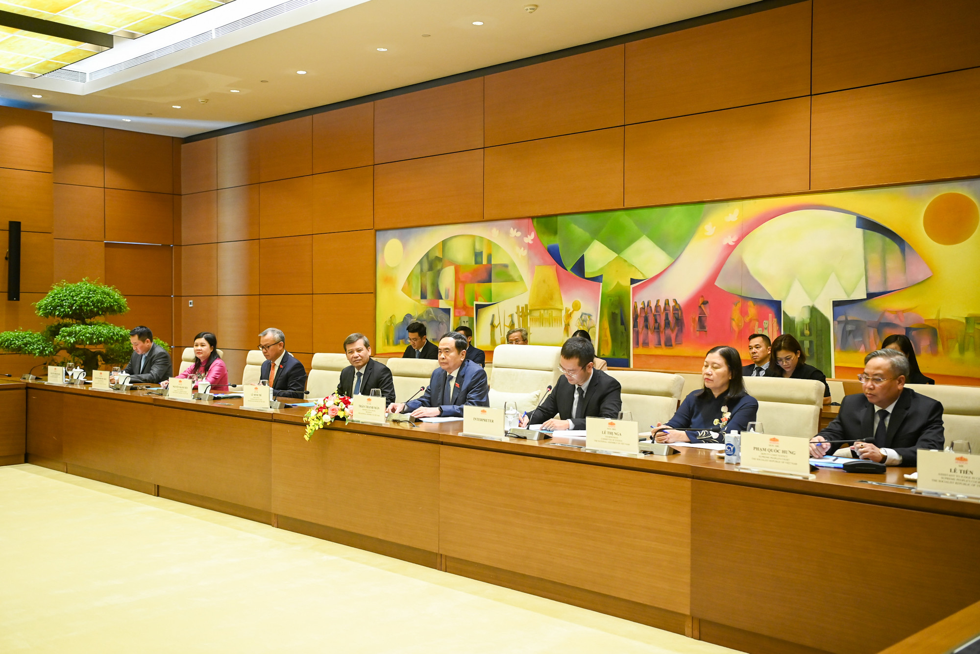 Chủ tịch Quốc hội Trần Thanh Mẫn và các đại biểu Việt Nam dự cuộc tiếp.