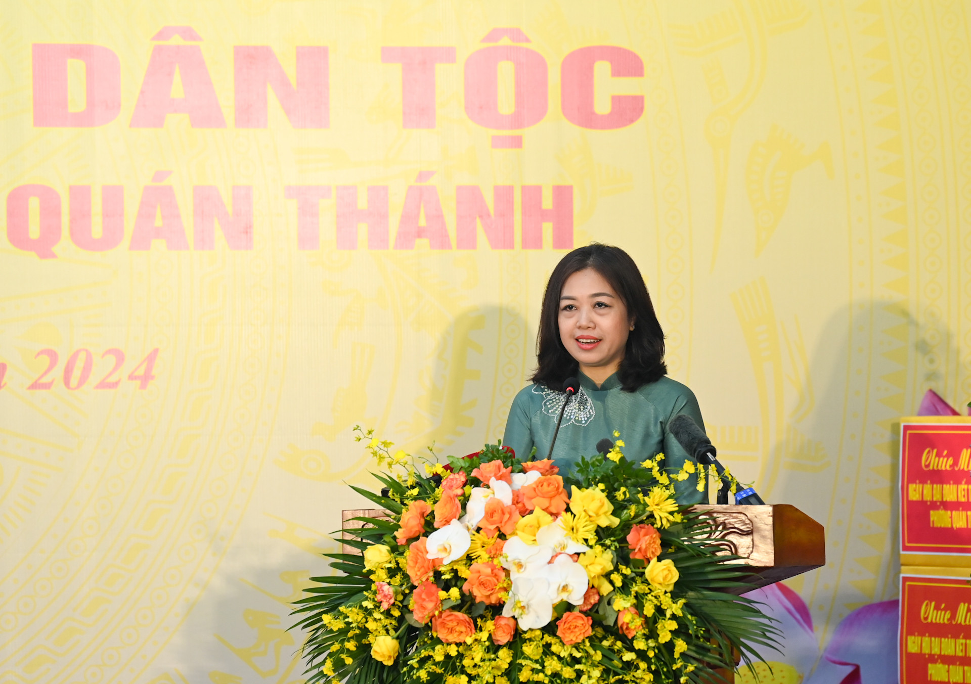 Chủ tịch Ủy ban Mặt trận Tổ quốc phường Quán Thánh Ngô Thùy Linh trình bày diễn văn truyền thống 94 năm của Mặt trận Tổ quốc Việt Nam.