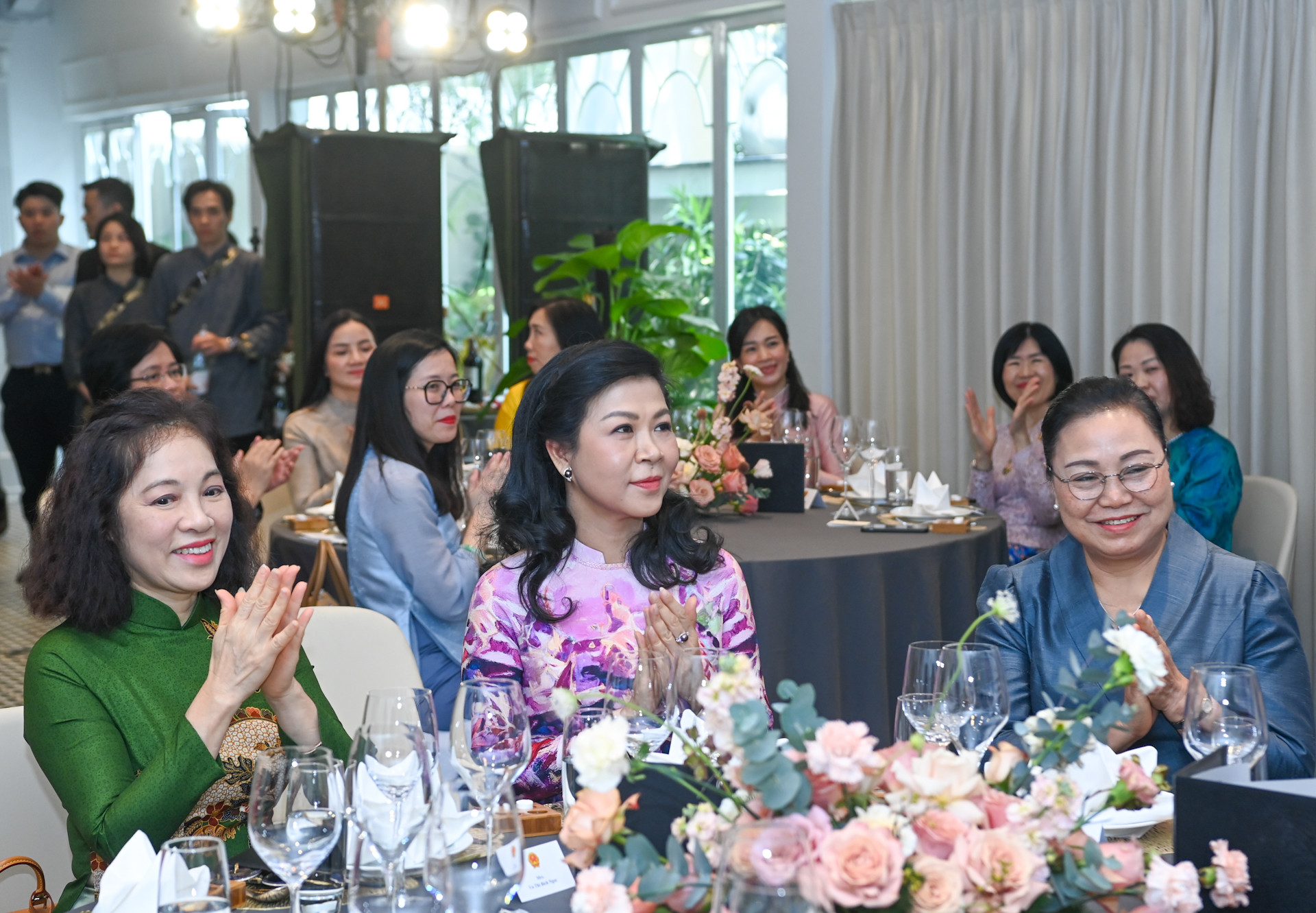 Bà Ngô Phương Ly, Phu nhân Tổng Bí thư, Chủ tịch nước Tô Lâm; bà Vũ Thị Bích Ngọc, Chủ tịch danh dự Nhóm Phụ nữ Cộng đồng ASEAN, Phu nhân Phó Thủ tướng, Bộ trưởng Ngoại giao Bùi Thanh Sơn; Đại sứ Lào tại Việt Nam Khamphao Ernthavanh tại buổi gặp mặt.