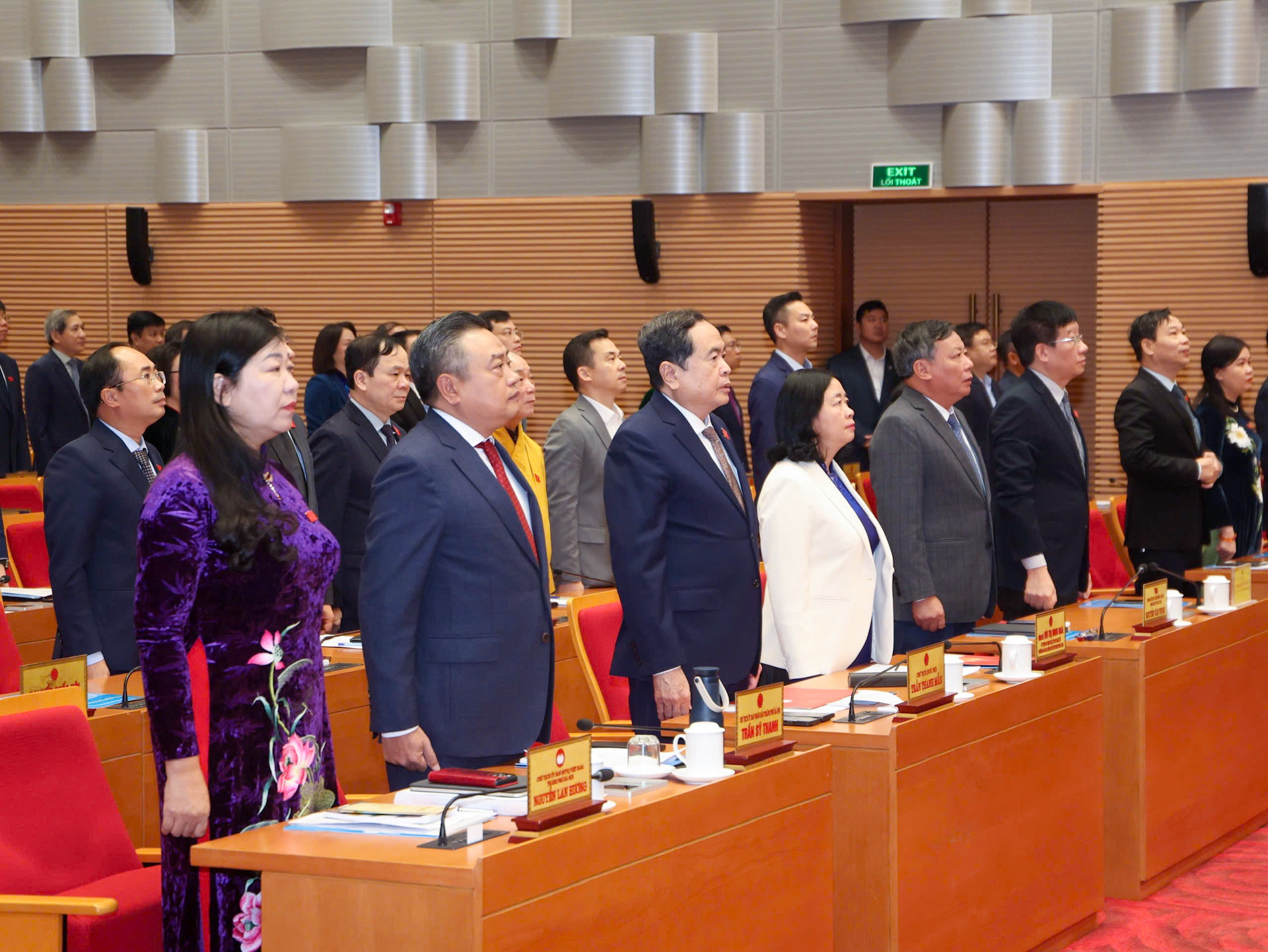 Các đại biểu thực hiện nghi thức chào cờ tại phiên khai mạc kỳ họp. Các đại biểu thực hiện nghi thức chào cờ tại phiên khai mạc kỳ họp.