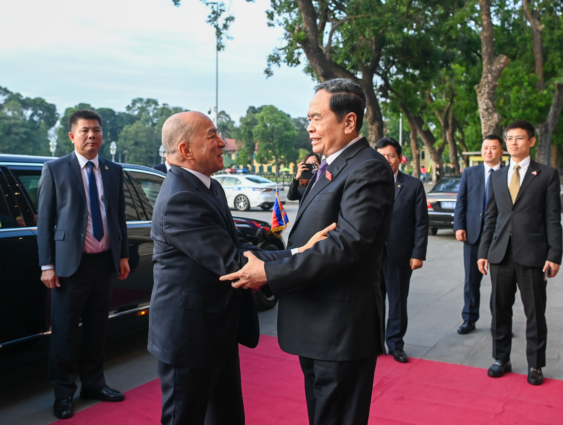 Chủ tịch Quốc hội Trần Thanh Mẫn đón Quốc vương Campuchia Norodom Sihamoni.