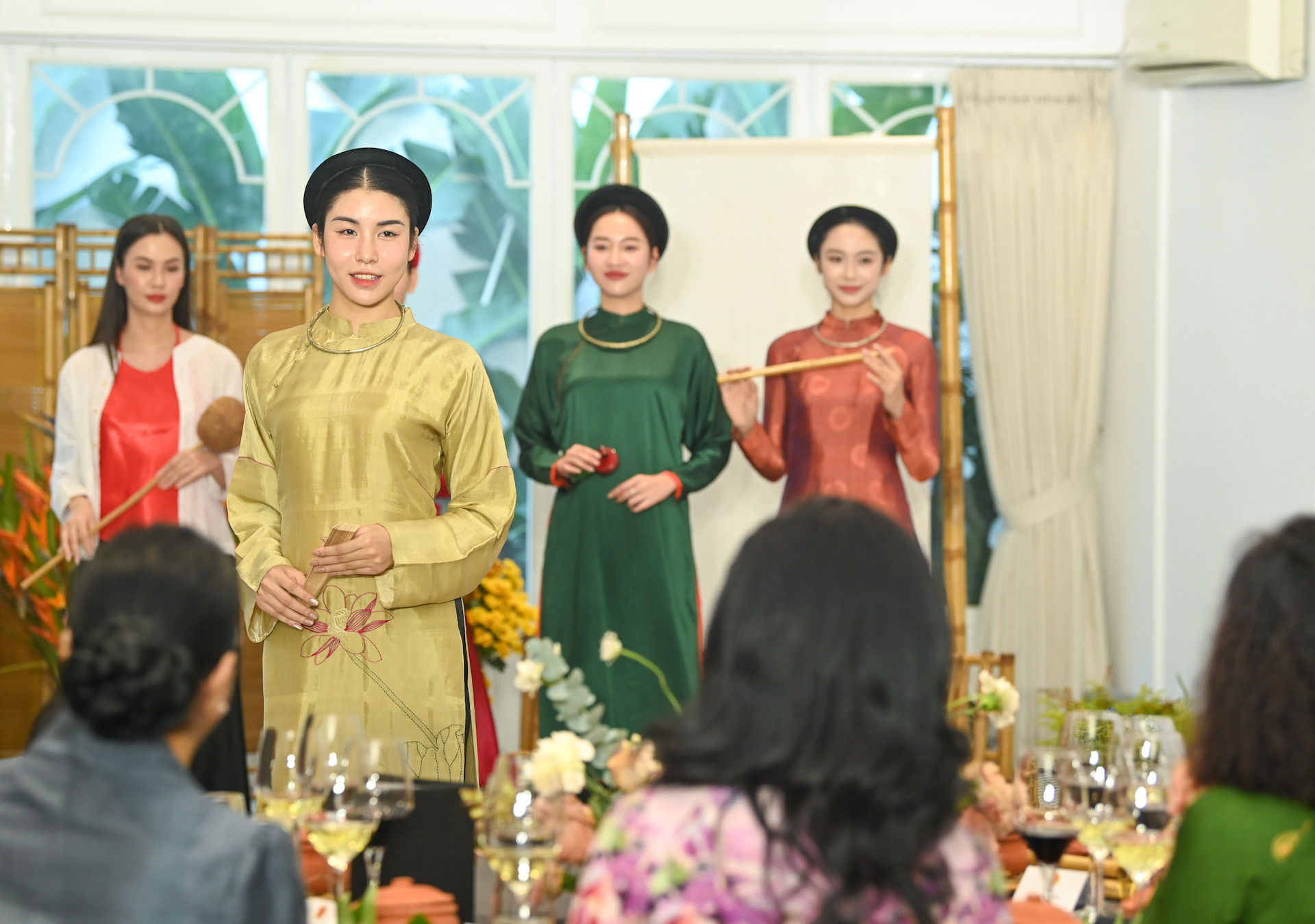 Trình diễn áo dài – trang phục truyền thống biểu tượng cho nét đẹp của phụ nữ Việt Nam tại buổi gặp mặt.