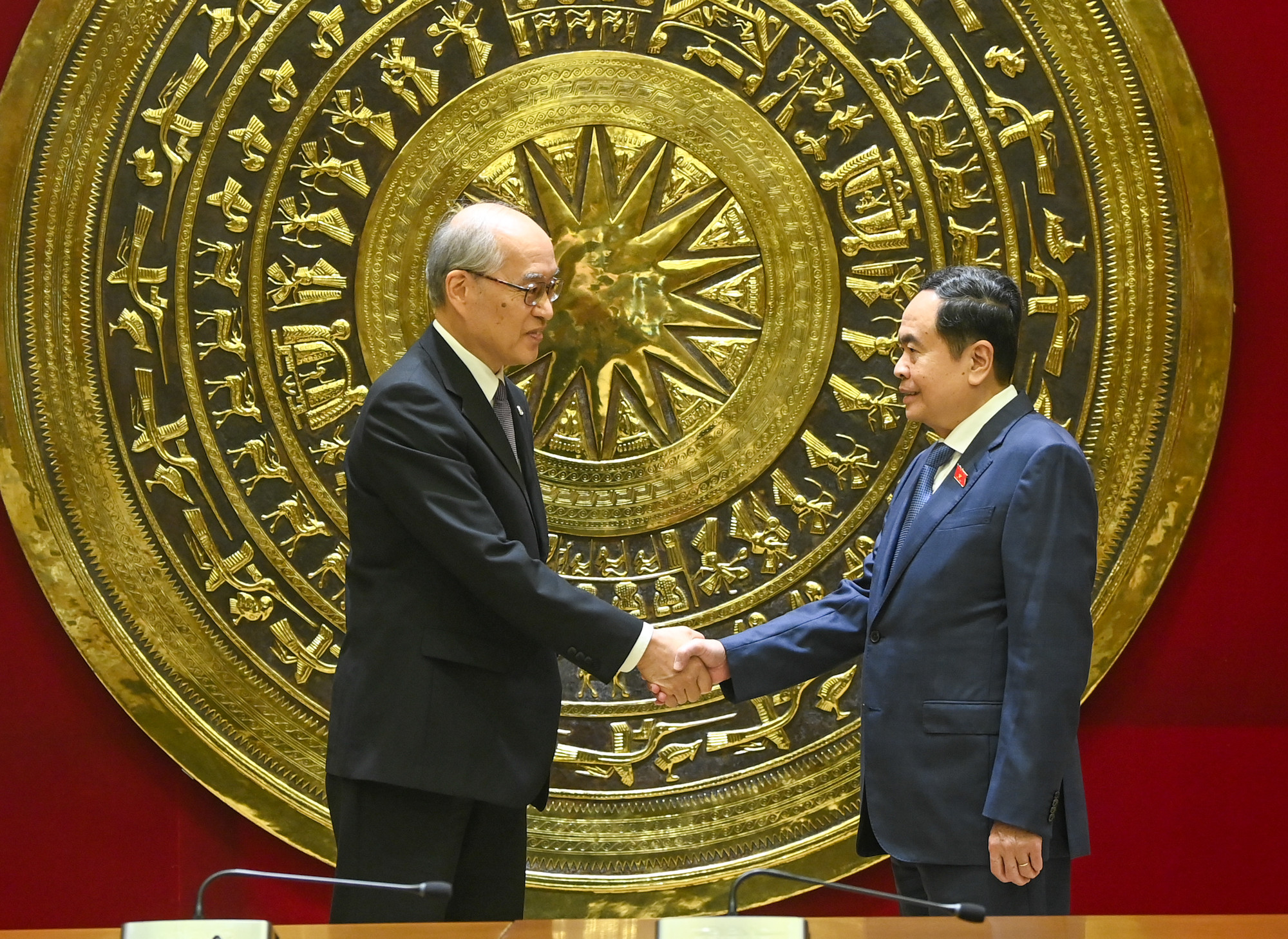 Chủ tịch Quốc hội Trần Thanh Mẫn và Chánh án Tòa án nhân dân tối cao Trung Quốc Trương Quân.