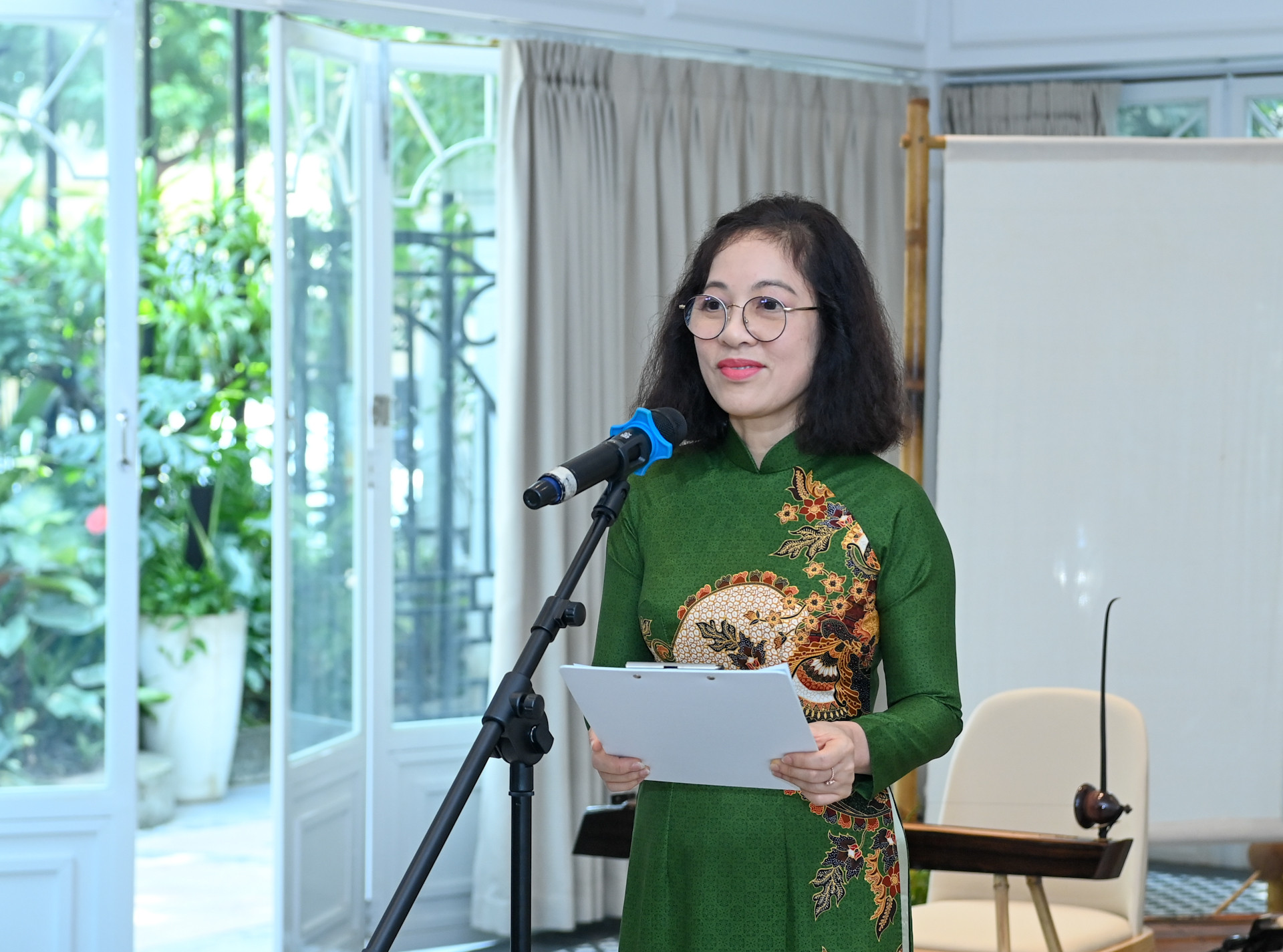 Bà Vũ Thị Bích Ngọc, Chủ tịch danh dự Nhóm Phụ nữ Cộng đồng ASEAN, Phu nhân Phó Thủ tướng, Bộ trưởng Ngoại giao Bùi Thanh Sơn phát biểu.