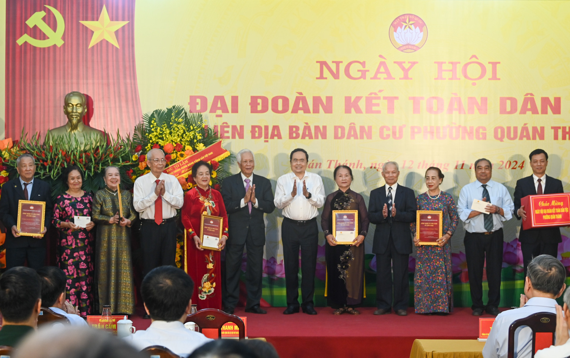 Chủ tịch Quốc hội Trần Thanh Mẫn trao quà, tặng tập thể phường Quán Thánh và các cặp vợ chồng đám cưới trên 50 năm.