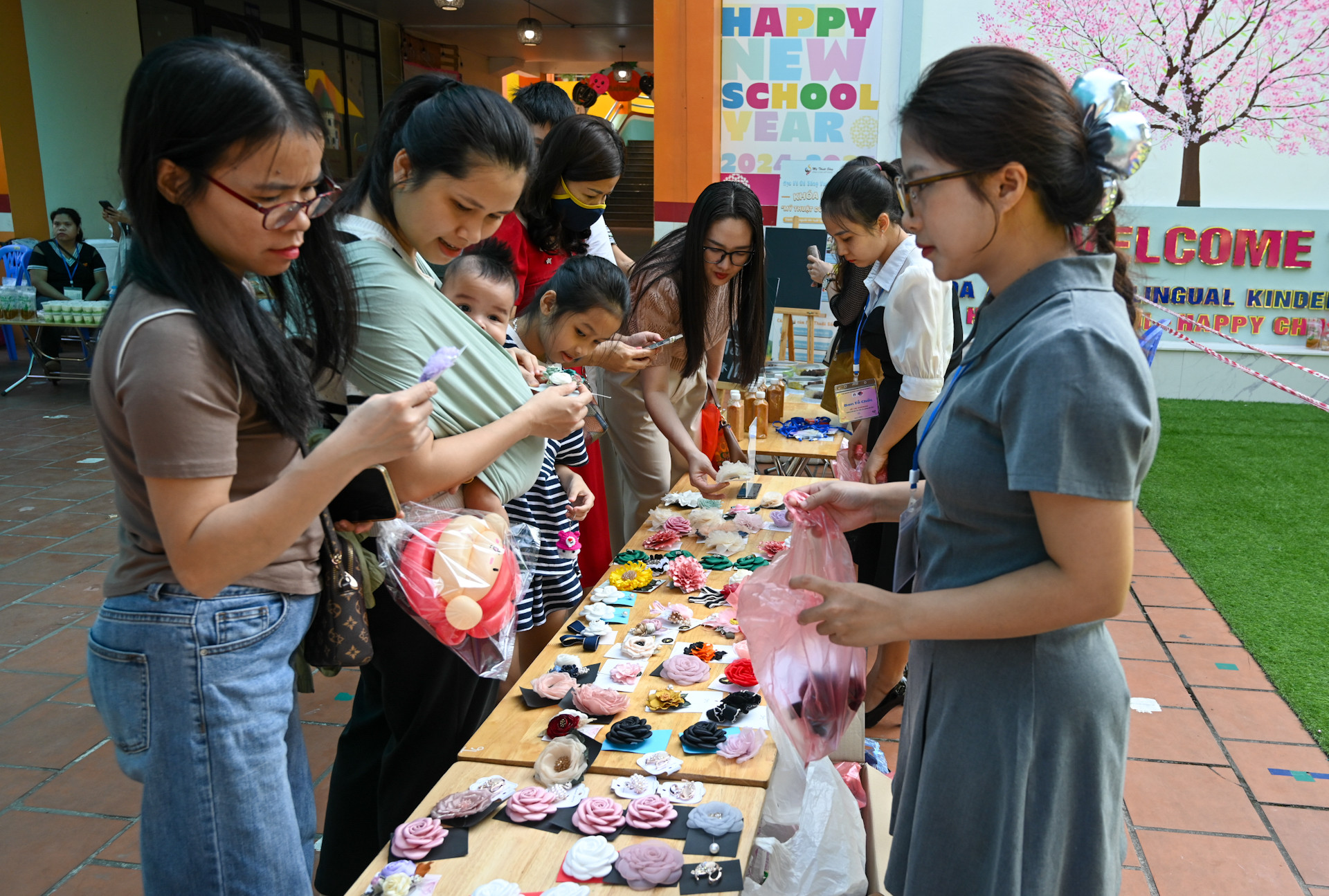Các gian hàng bày bán đồ handmade thu hút đông khách tham quan, mua sắm.