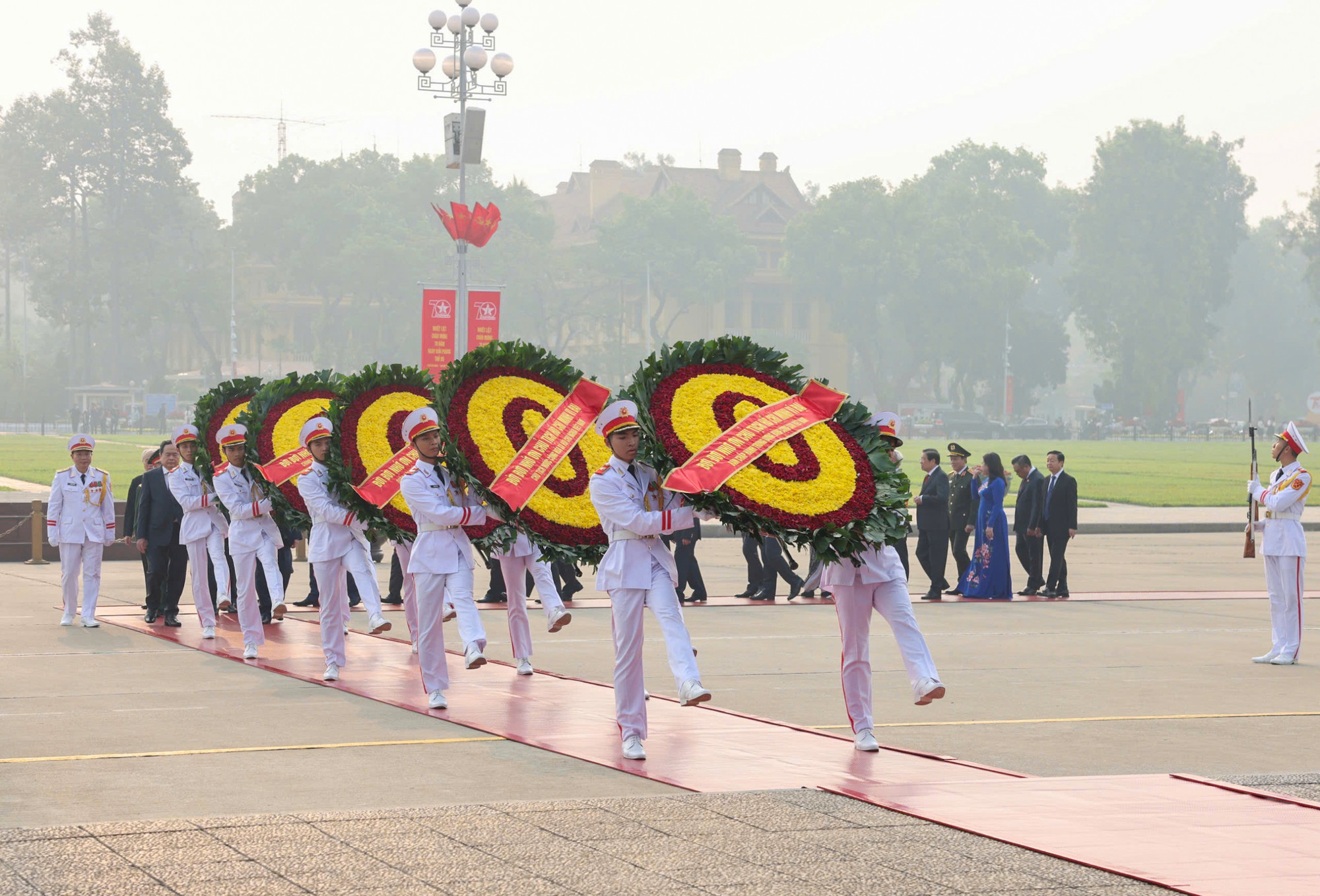 Vòng hoa của Đoàn đại biểu Đảng, Nhà nước, Quốc hội, Chính phủ, Ủy ban Trung ương Mặt trận Tổ quốc Việt Nam mang dòng chữ "Đời đời nhớ ơn Chủ tịch Hồ Chí Minh vĩ đại".