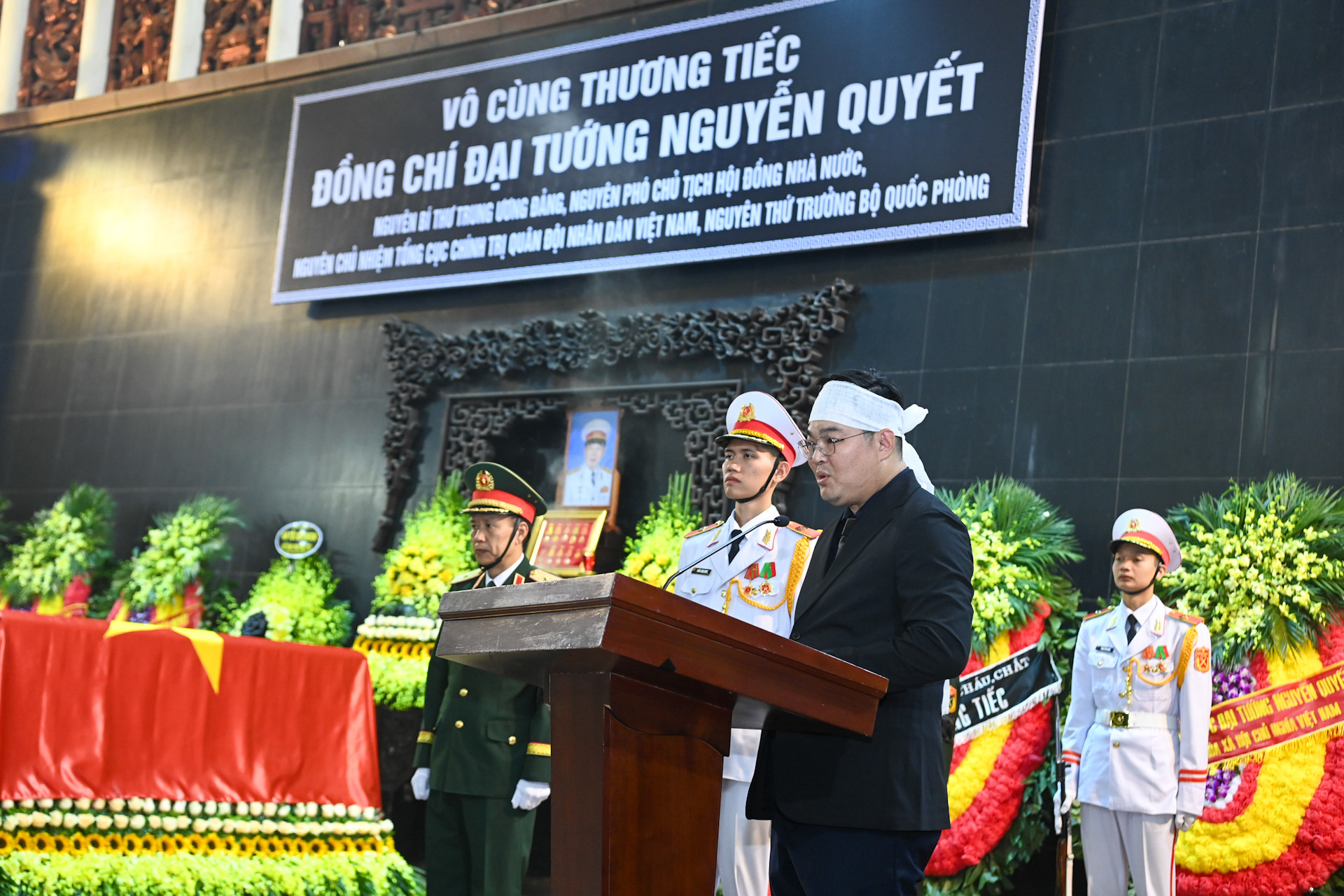 Đại diện gia đình đồng chí Đại tướng Nguyễn Quyết phát biểu cảm tạ tại lễ truy điệu. Đại diện gia đình đồng chí Đại tướng Nguyễn Quyết phát biểu cảm tạ tại lễ truy điệu.