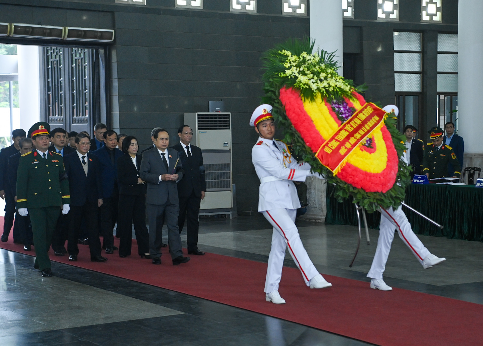 Đoàn Quốc hội nước Cộng hòa xã hội chủ nghĩa Việt Nam do Chủ tịch Quốc hội Trần Thanh Mẫn làm Trưởng đoàn vào viếng đồng chí Đại tướng Nguyễn Quyết.