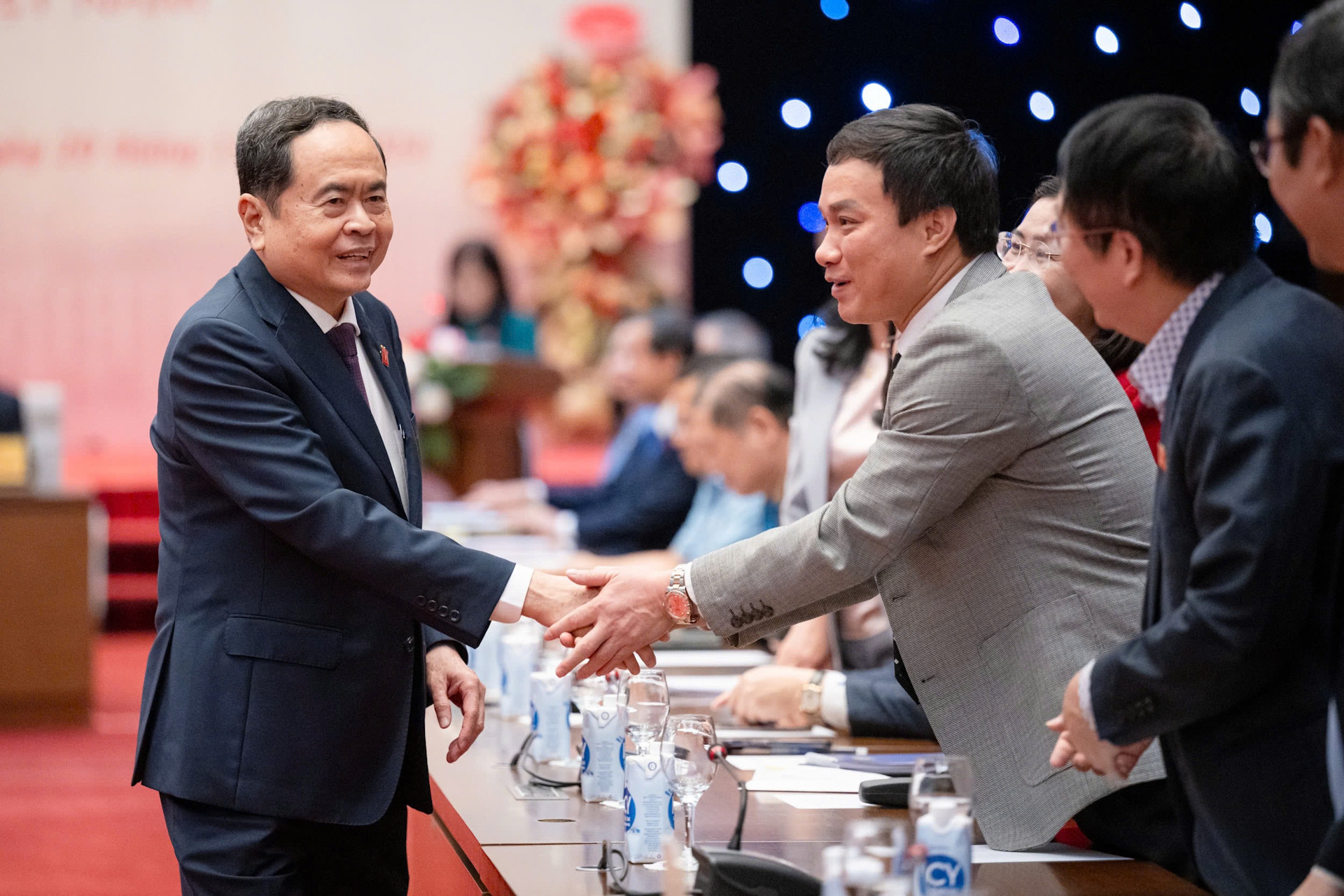 Chủ tịch Quốc hội Trần Thanh Mẫn với các đại biểu tại cuộc gặp mặt.