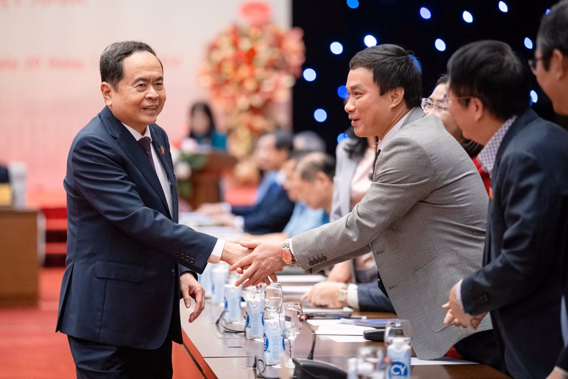 Chủ tịch Quốc hội Trần Thanh Mẫn với các đại biểu tại cuộc gặp mặt.