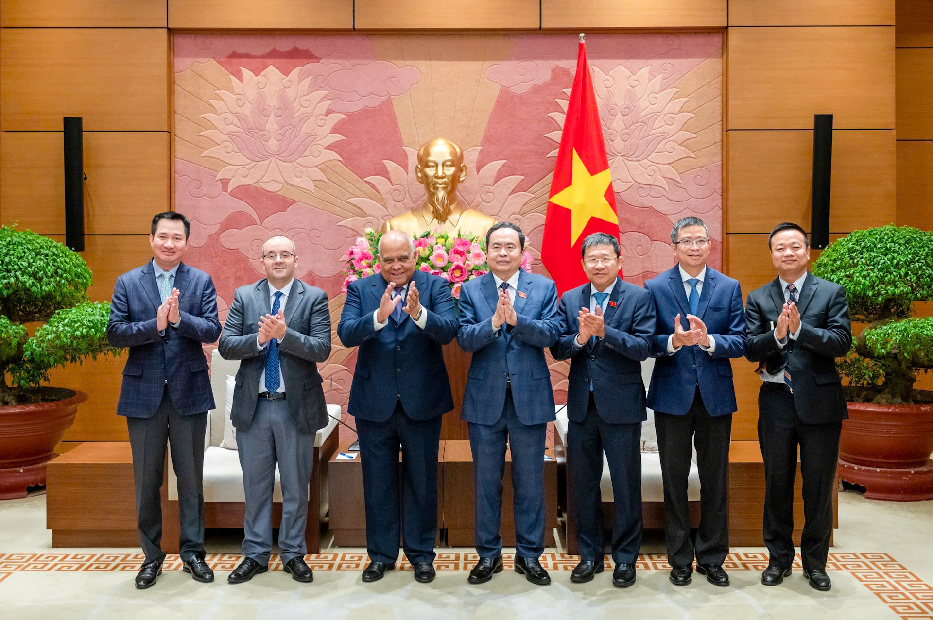 Chủ tịch Quốc hội Trần Thanh Mẫn, Đại sứ Cuba Orlando Nicolas Hernandez Guillen và các đại biểu chụp ảnh lưu niệm.