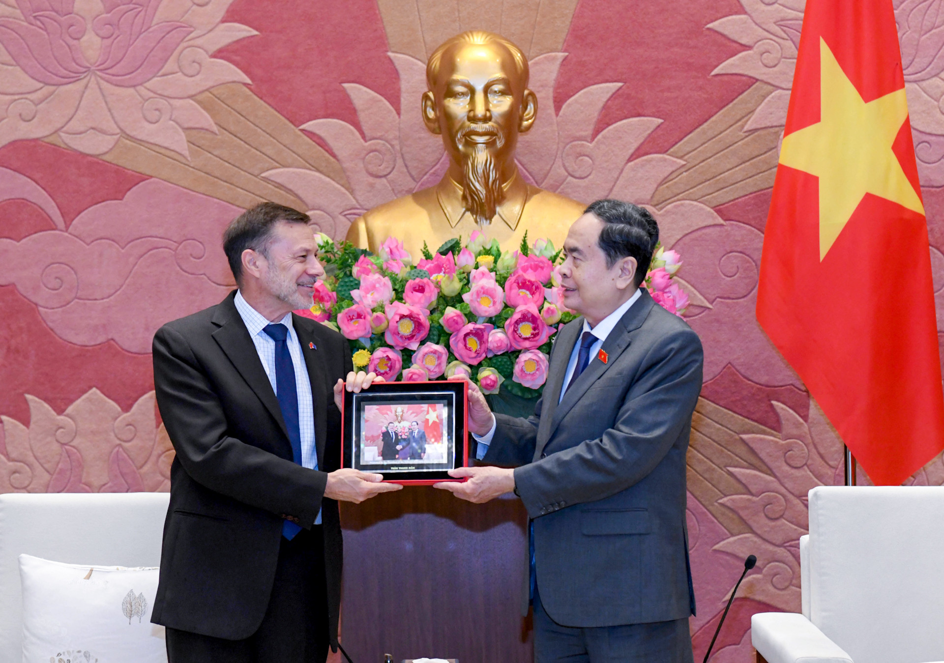 Chủ tịch Quốc hội Trần Thanh Mẫn trao quà lưu niệm, tặng Đại sứ Australia Andrew Goledzinowski.