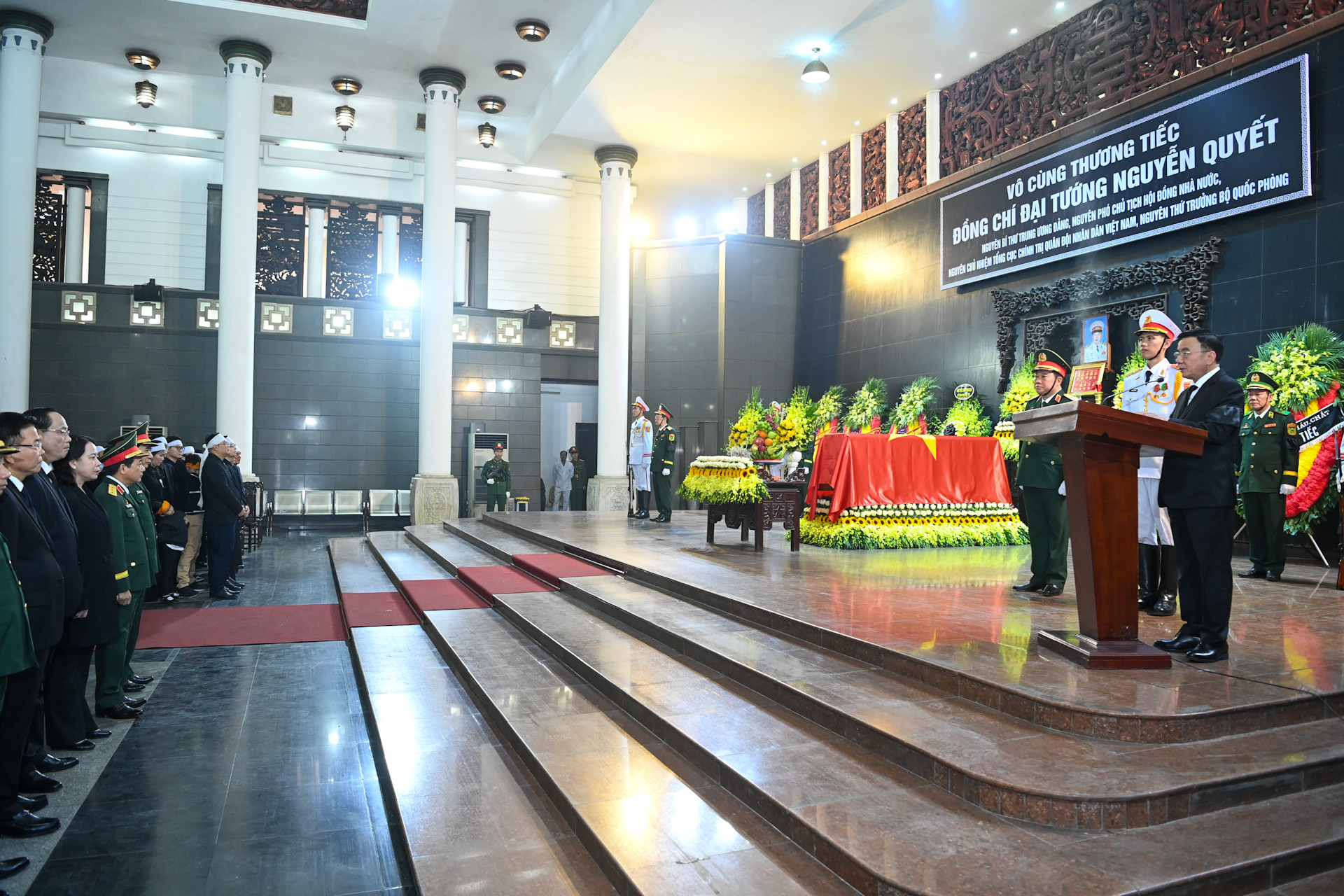 Quang cảnh lễ truy điệu đồng chí Đại tướng Nguyễn Quyết. Quang cảnh lễ truy điệu đồng chí Đại tướng Nguyễn Quyết.
