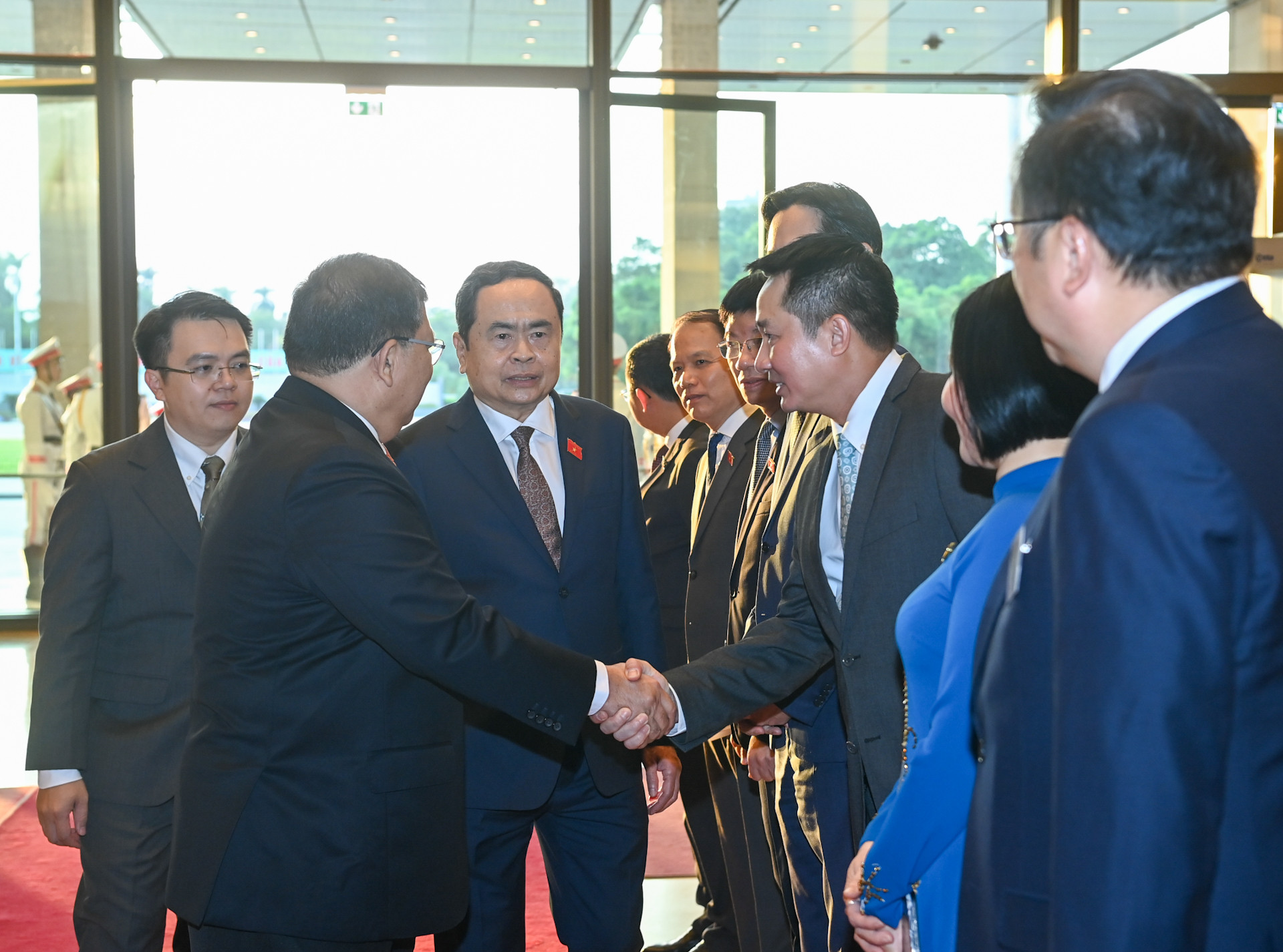 Chủ tịch Quốc hội Trần Thanh Mẫn giới thiệu với Chủ tịch Hạ viện Malaysia Tan Sri Dato’ Johari Bin Abdul các đại biểu Việt Nam dự lễ đón.