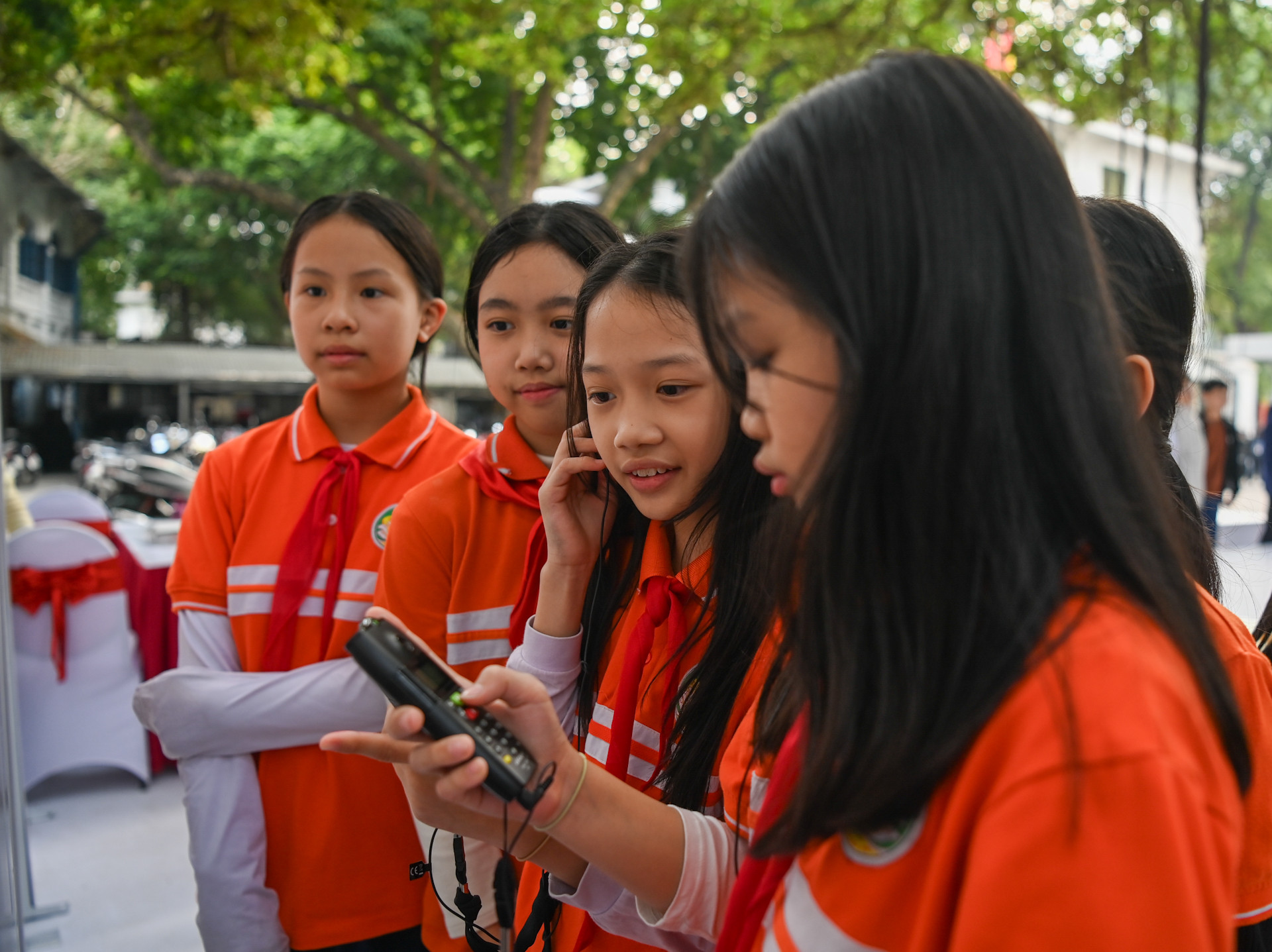 Các em học sinh Trường tiểu học Tràng An (Hoàn Kiếm) nghe giới thiệu về các trận đánh lịch sử.