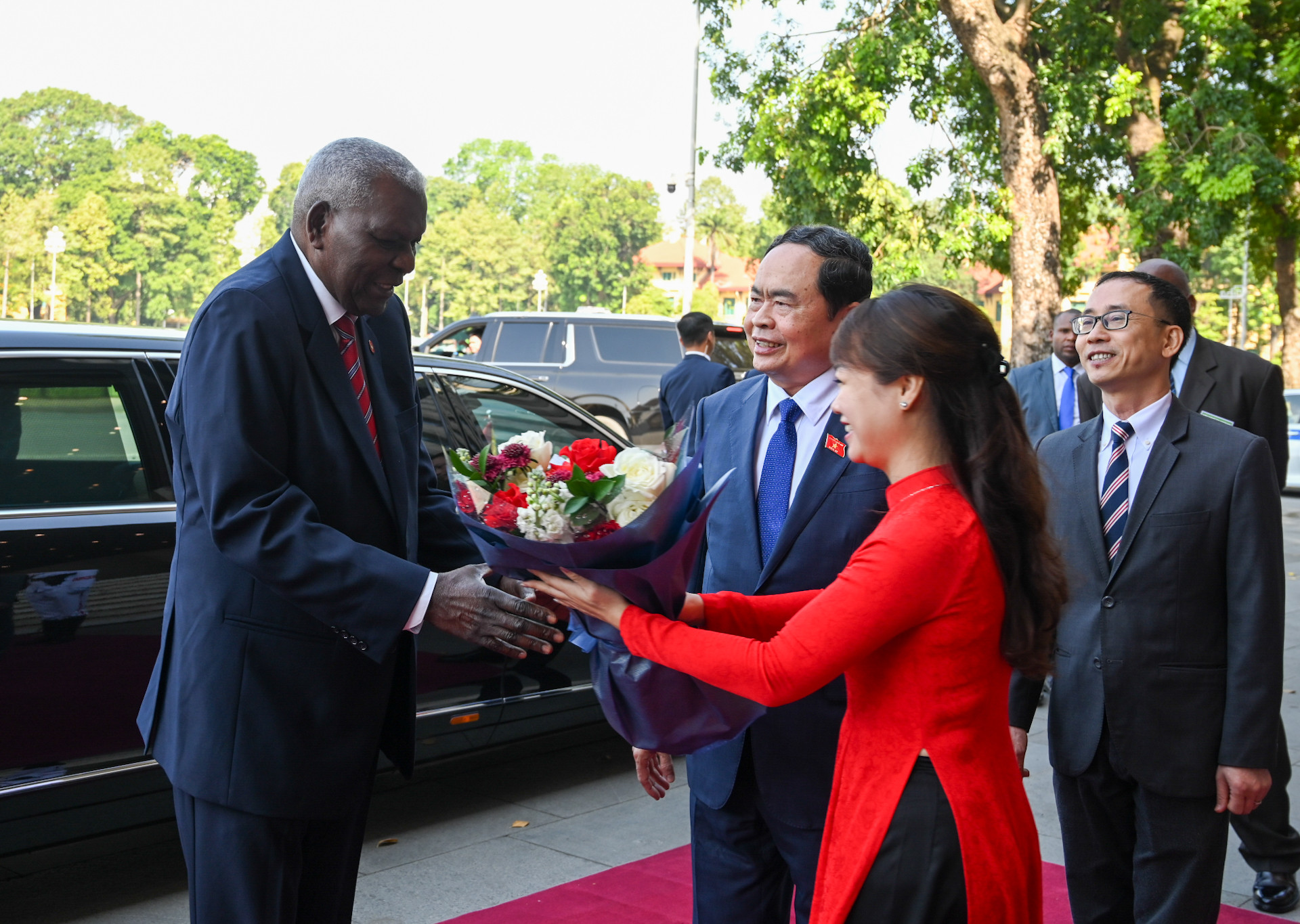 Nhân viên Văn phòng Quốc hội tặng hoa chào mừng Chủ tịch Quốc hội Cuba.